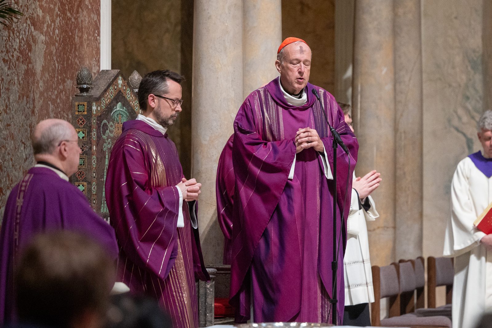 Cardinal McElroy leads the congregation in reciting a decade of the rosary for the intentions of the Holy Father for his healing. (Catholic Standard photo by Mihoko Owada)