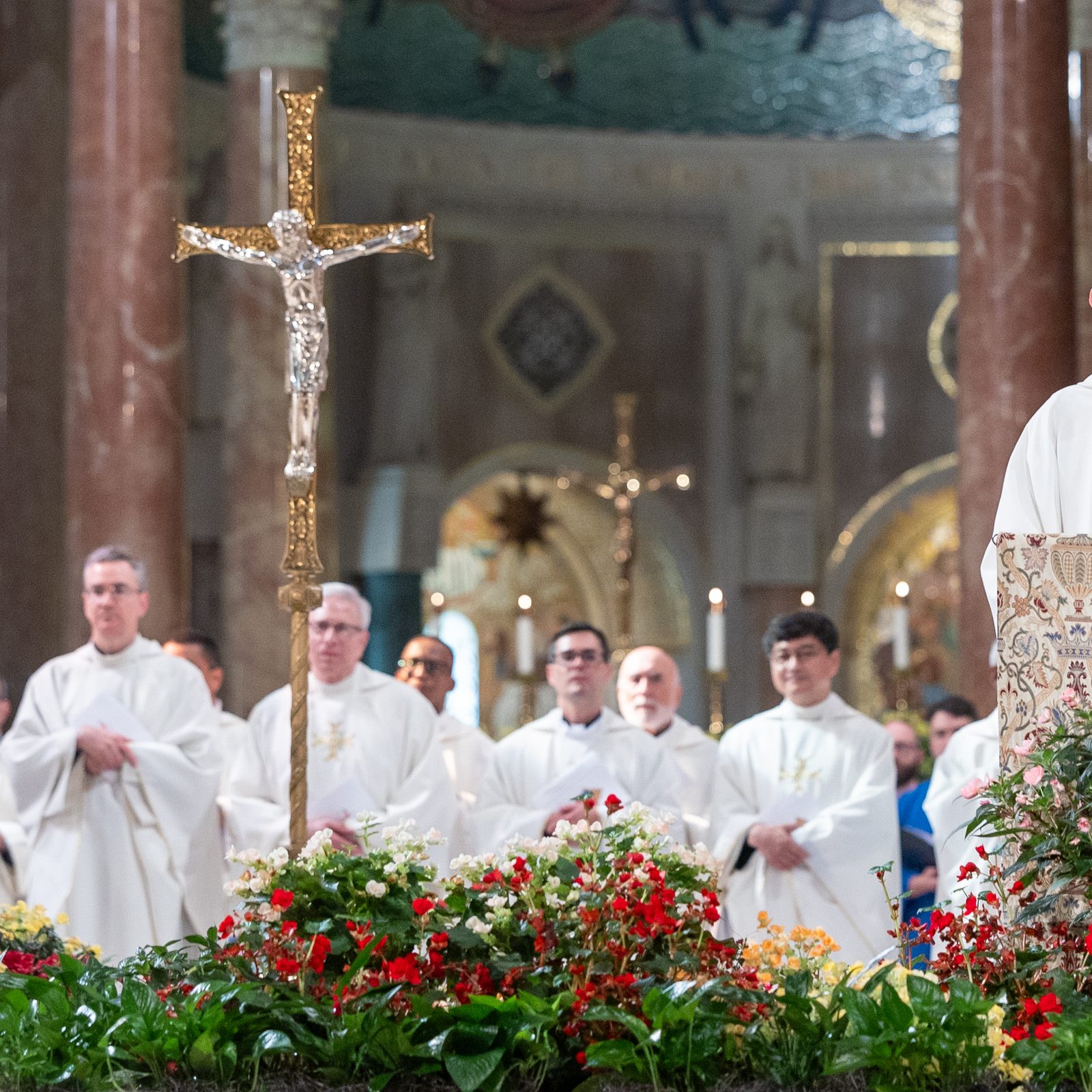 Msgr. Walter Rossi, the rector of the Basilica of the National Shrine of the Immaculate Conception, greets the congregation at the beginning of the May 31 Mass that was celebrated at the Basilica of the National Shrine of the Immaculate Conception as part of archdiocese’s local celebration of the Jubilee Year. (CS photos by Mihoko Owada)