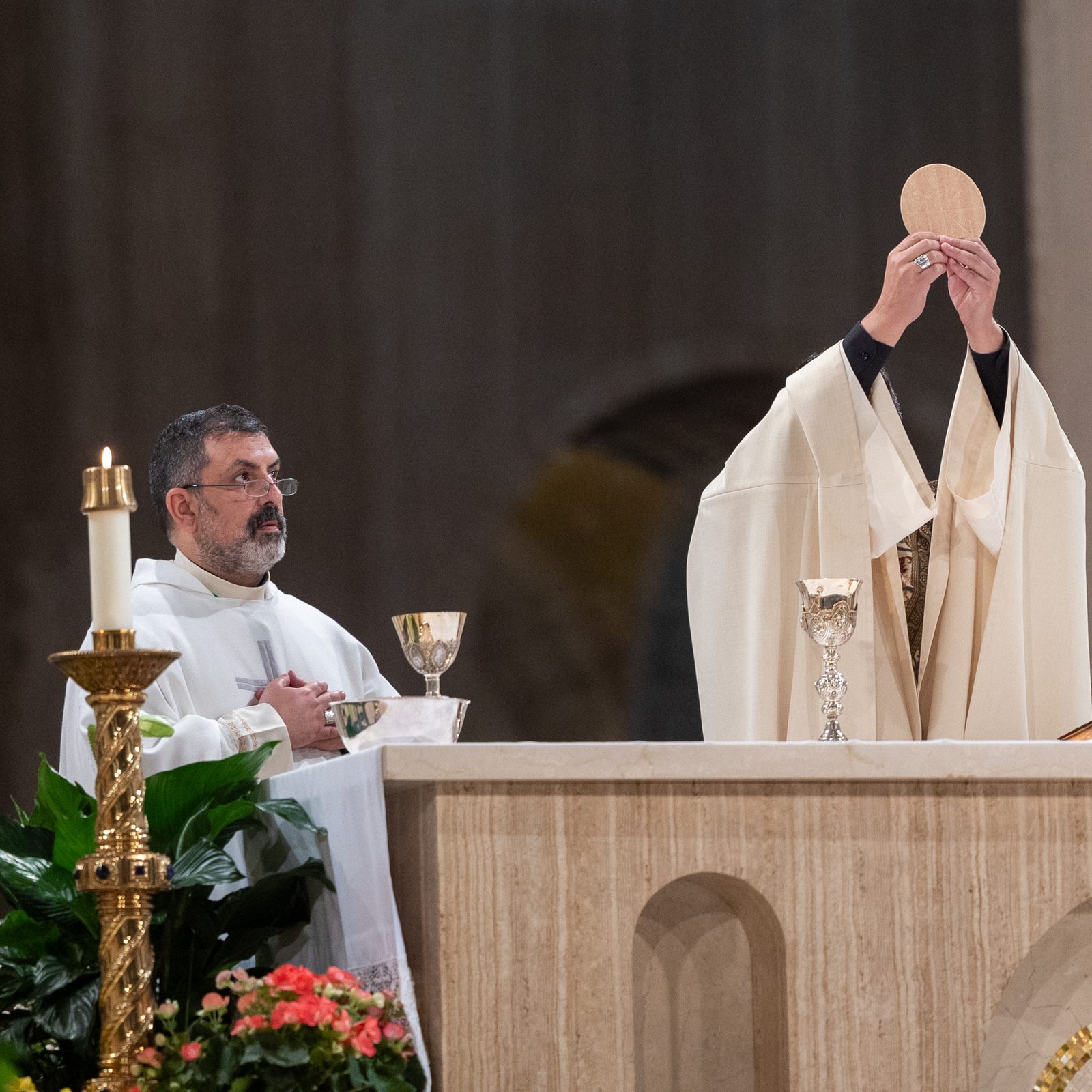 Washington Auxiliary Bishop Evelio Menjivar elevates the Eucharist as he concelebrates a May 31 Mass for The Roman Catholic Archdiocese of Washington’s local observance of the Jubilee Year.  (CS photo by Mihoko Owada)