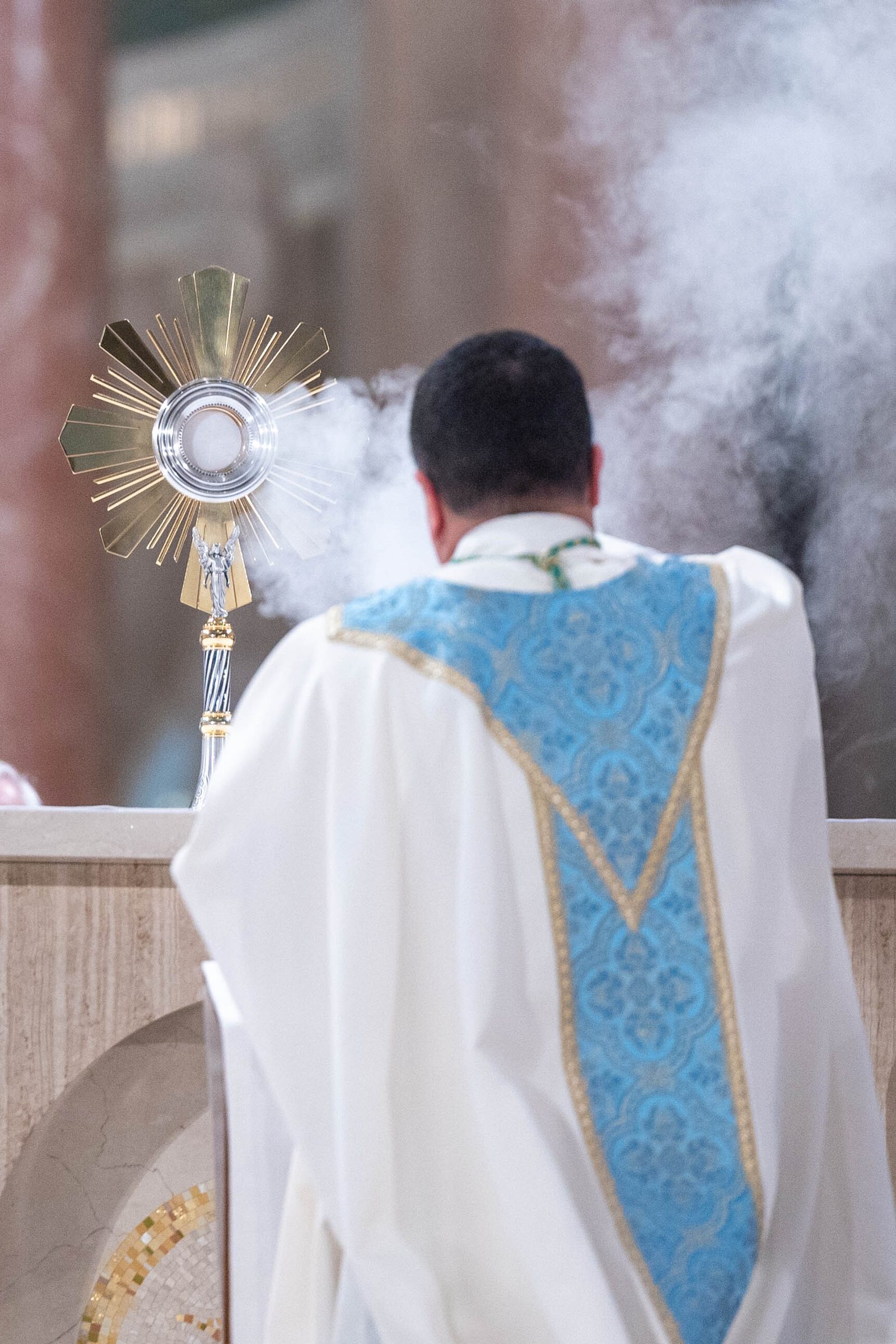 At the end of the Mass he celebrated, Washington Auxiliary Bishop Evelio Menjivar incenses the Blessed Sacrament that would depart the National Shrine and be carried in procession. (CS photo by Mihoko Owada)