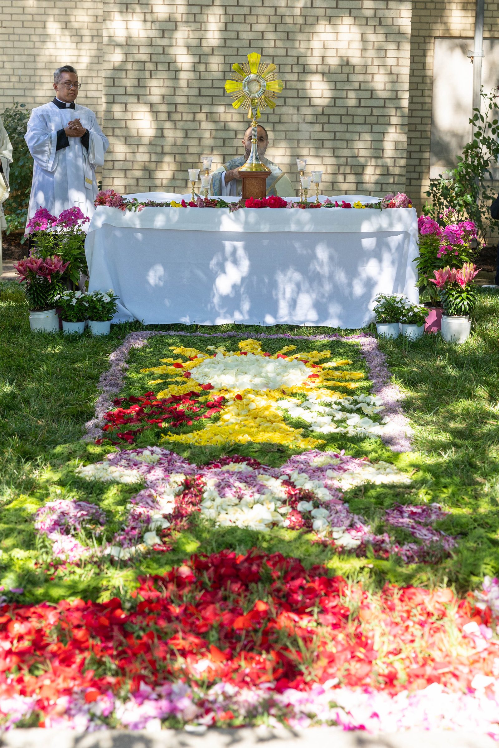 The Eucharistic procession stops for prayer at the Our Lady of Preachers Convent of the Dominican Sisters of St. Cecilia of Nashville on June 8, 2024. ( CS photo by Mihoko Owada)