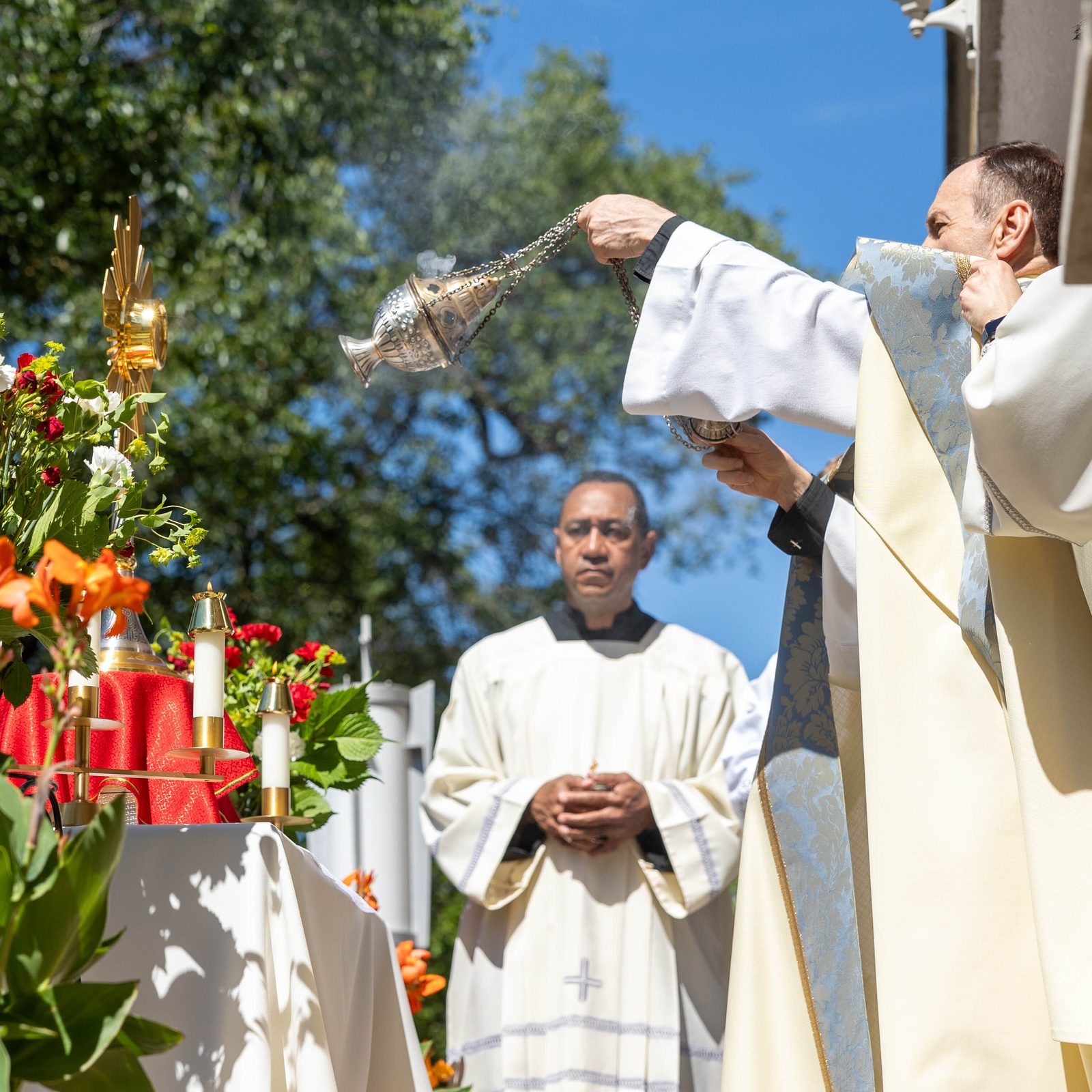 The procession stops for prayer at Centro Maria of the Religious of Mary Immaculate on June 8, 2024. (CS photo by Mihoko Owada)