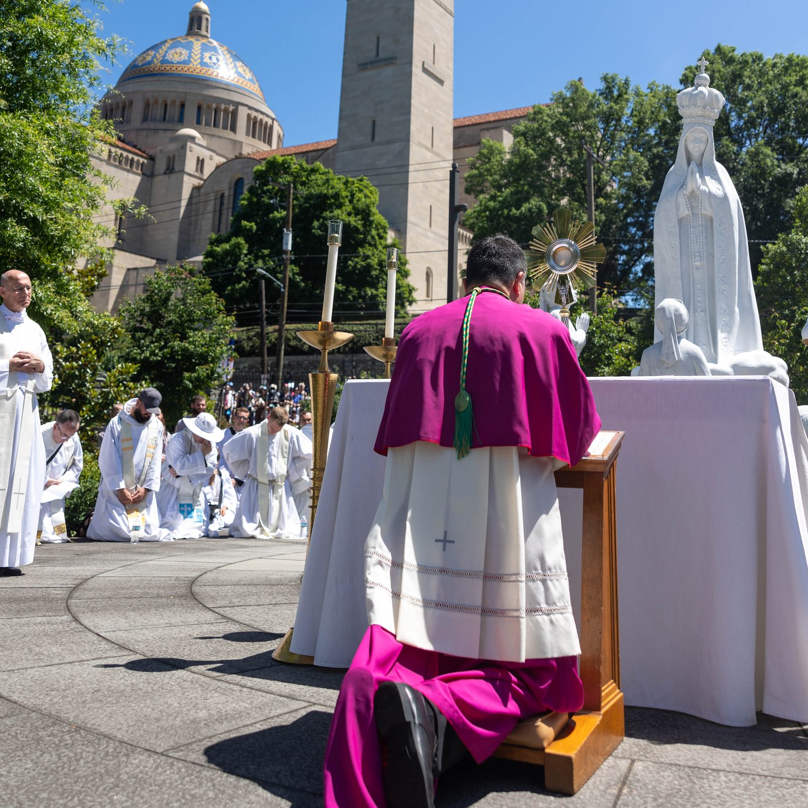 The Eucharistic procession stops for prayer at the Rosary Garden of the National Shrine of the Immaculate Conception on June 8, 2024. ( CS photo by Mihoko Owada)