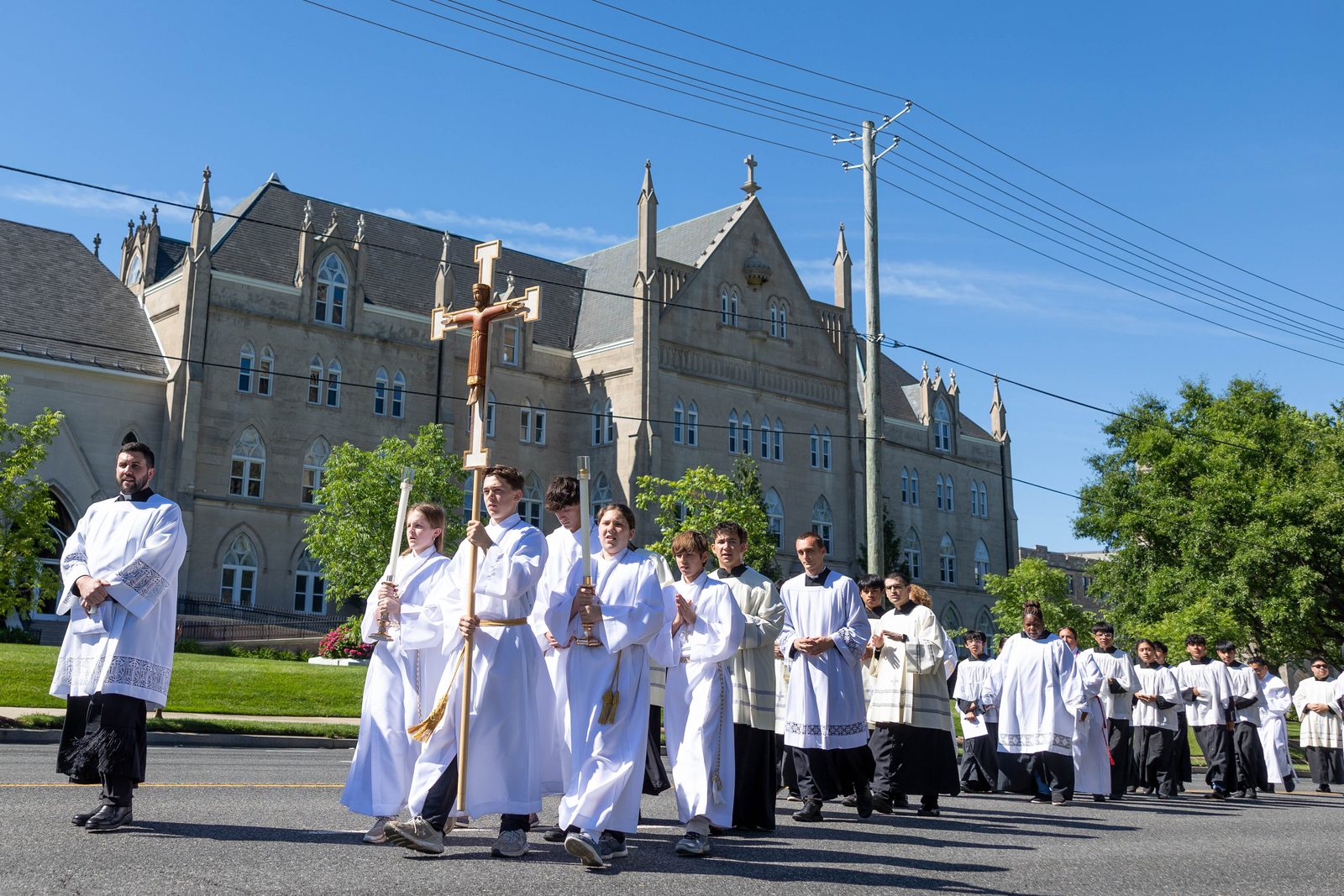 Young people lead the way as the procession travels through "Little Rome" in Washington, D.C. (CS photo by Mihoko Owada)
