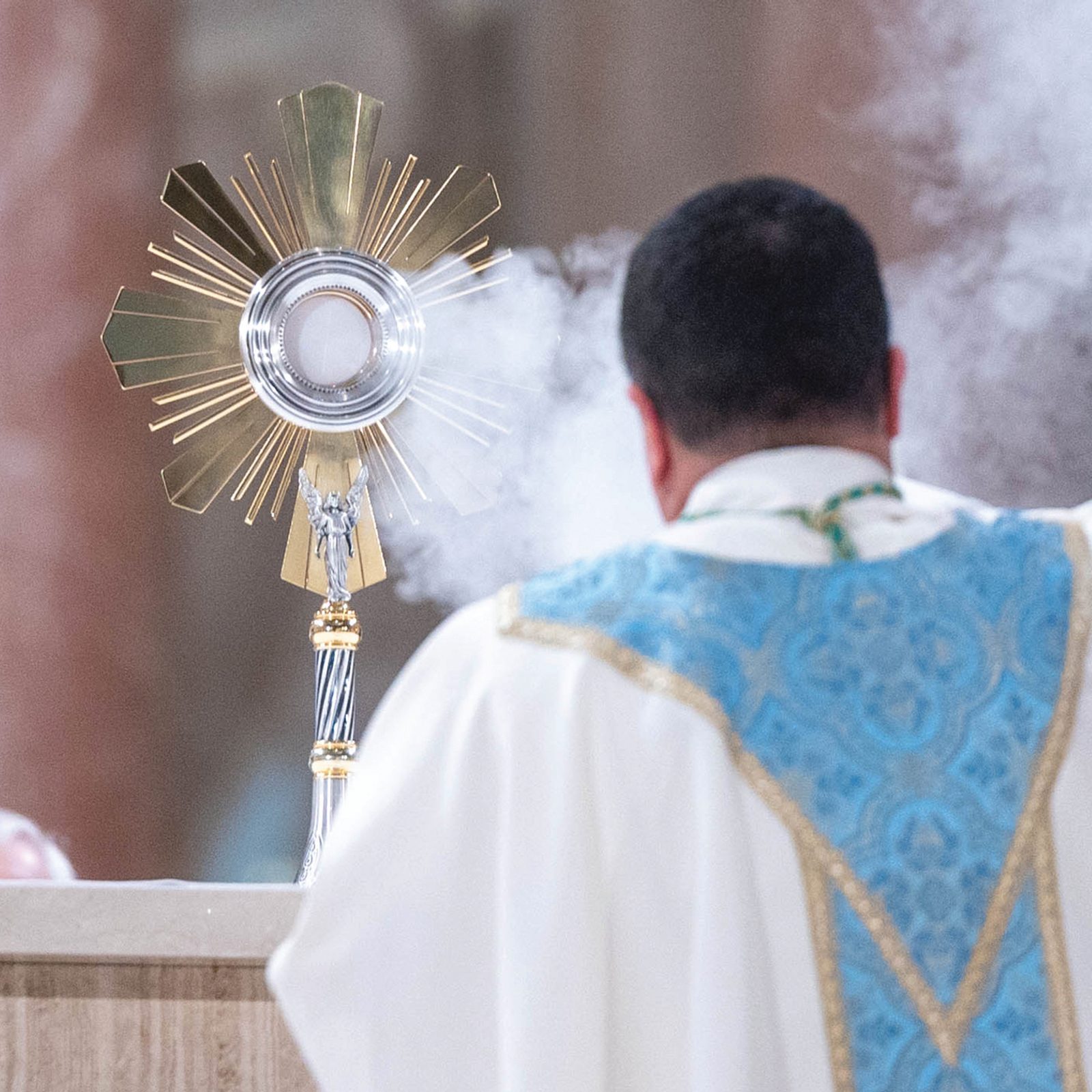 At the end of the Mass he celebrated, Washington Auxiliary Bishop Menjivar incenses the Blessed Sacrament that would depart the National Shrine and be carried in procession. (CS photo by Mihoko Owada)