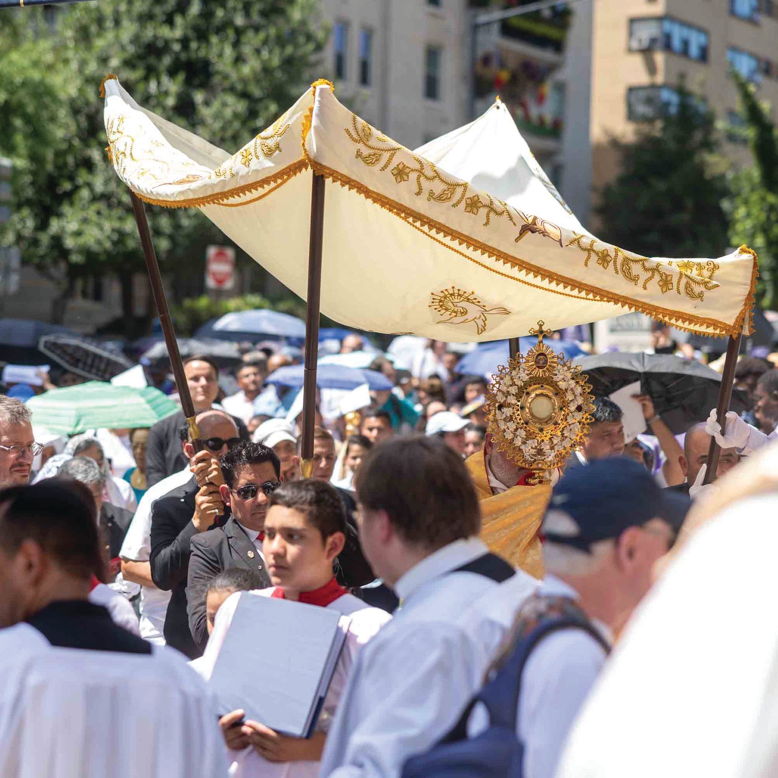 Above and below, Catholics process from the Shrine of the Sacred Heart to the Cathedral of St. Matthew the Apostle during a Corpus Christi procession held in solidarity with immigrants June 7 in Washington. (Catholic Standard photo by Mihoko Owada)