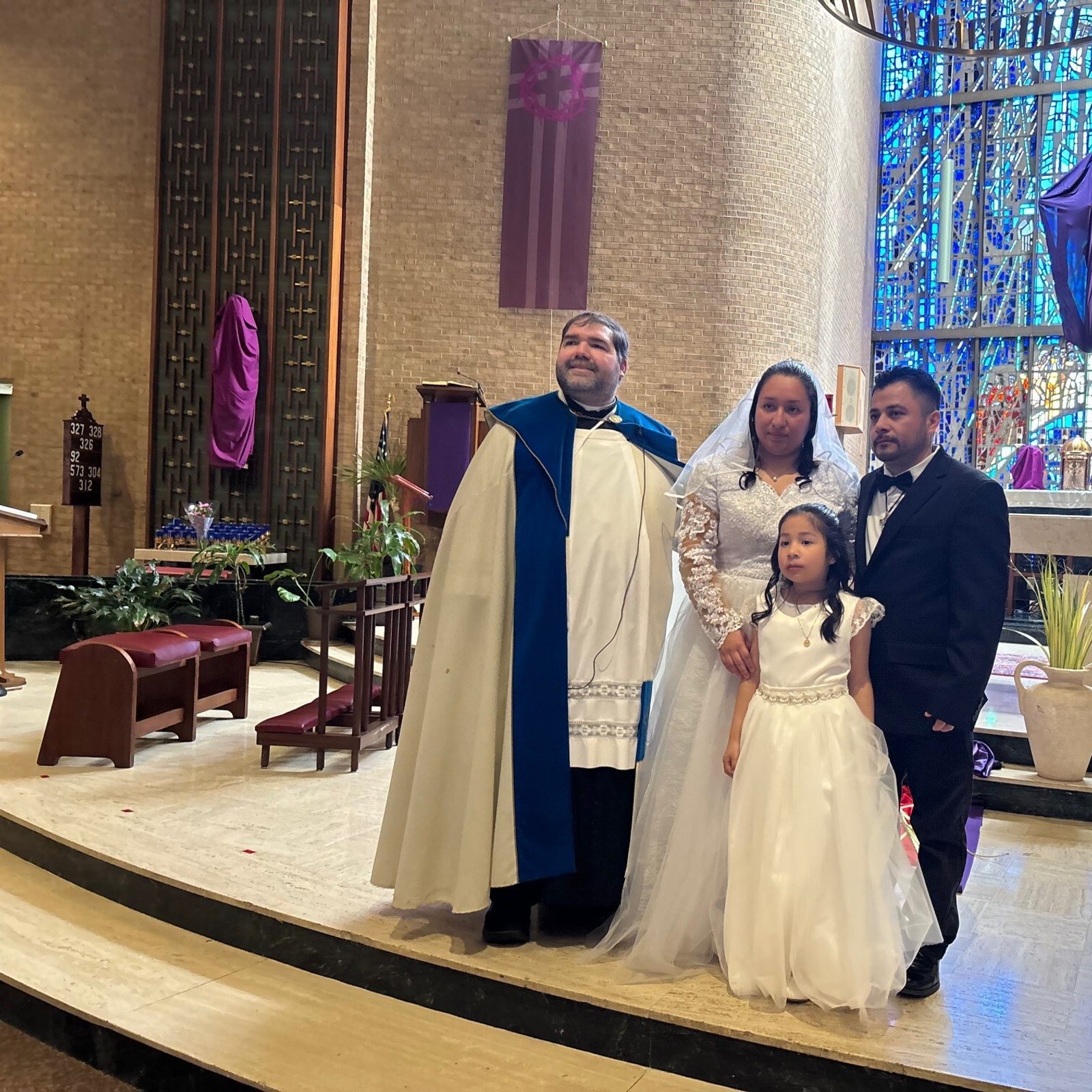 El padre Francisco Aguirre posa al lado de Luis y Marlenis y la pequeña Arlet.