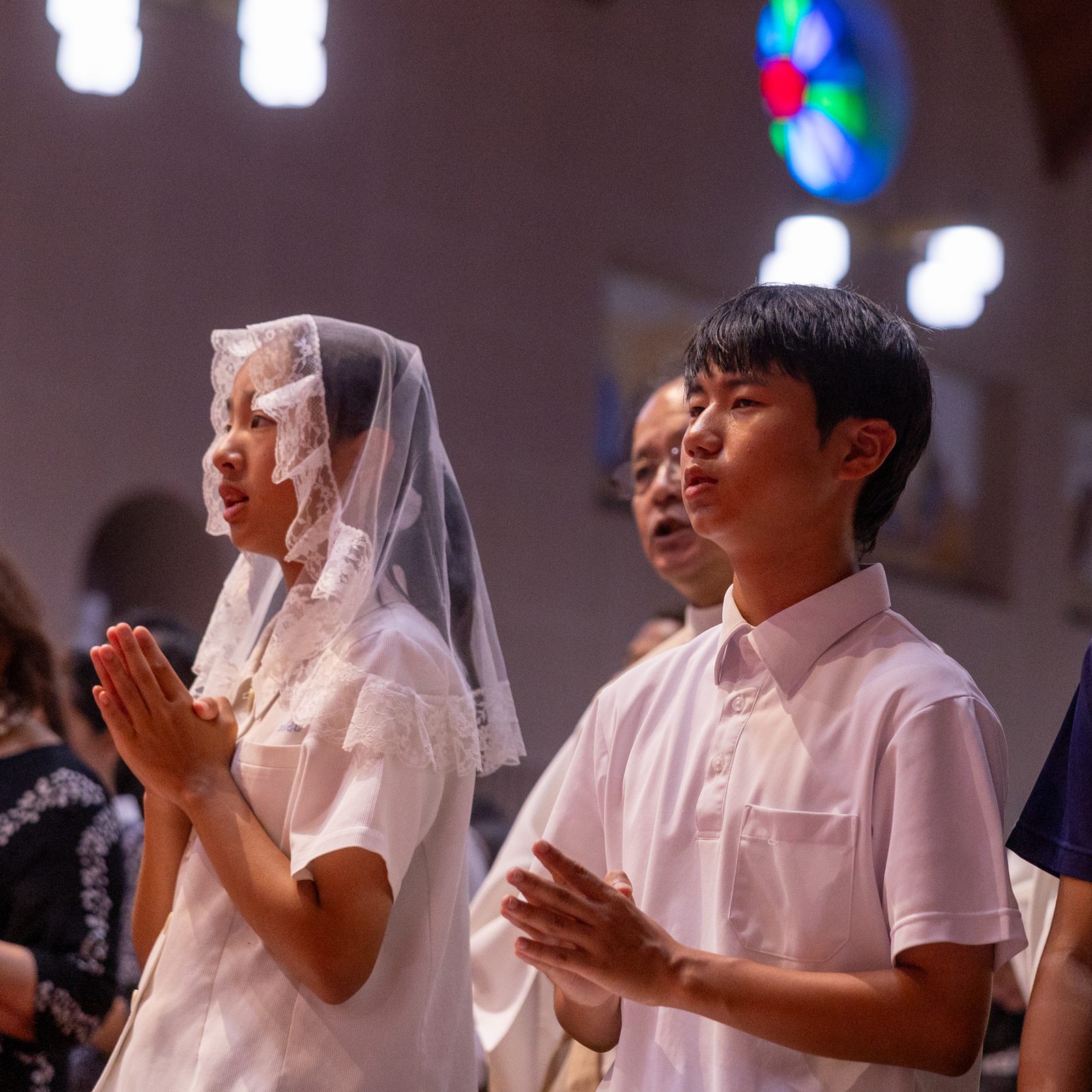 Jóvenes japoneses participan en una misa conmemorativa de la paz en la catedral de Urakami en Nagasaki, Japón, el 9 de agosto de 2025, el día del octogesimo aniversario del bombardeo atómico estadounidense de esa ciudad.