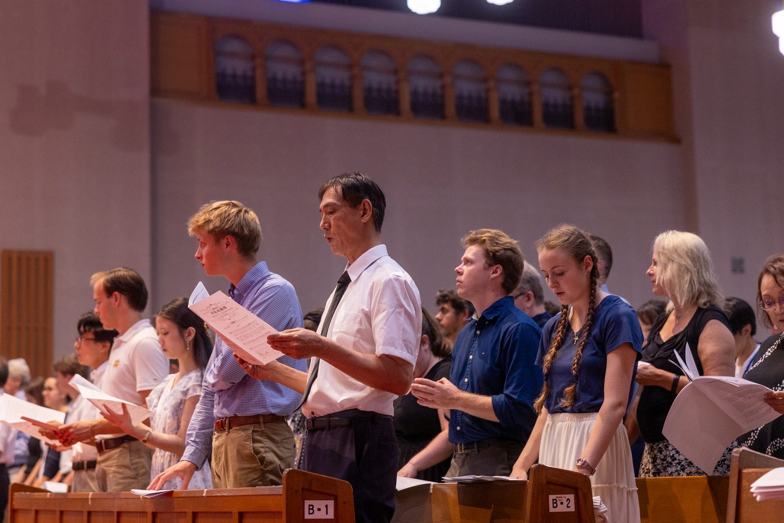 Participantes en una peregrinación de paz a Japón para conmemorar el 80 aniversario de los bombardeos atómicos estadounidenses de Hiroshima y Nagasaki asisten a una misa conmemorativa de la paz en la catedral de Urakami en Nagasaki, Japón, el 9 de agosto de 2025.