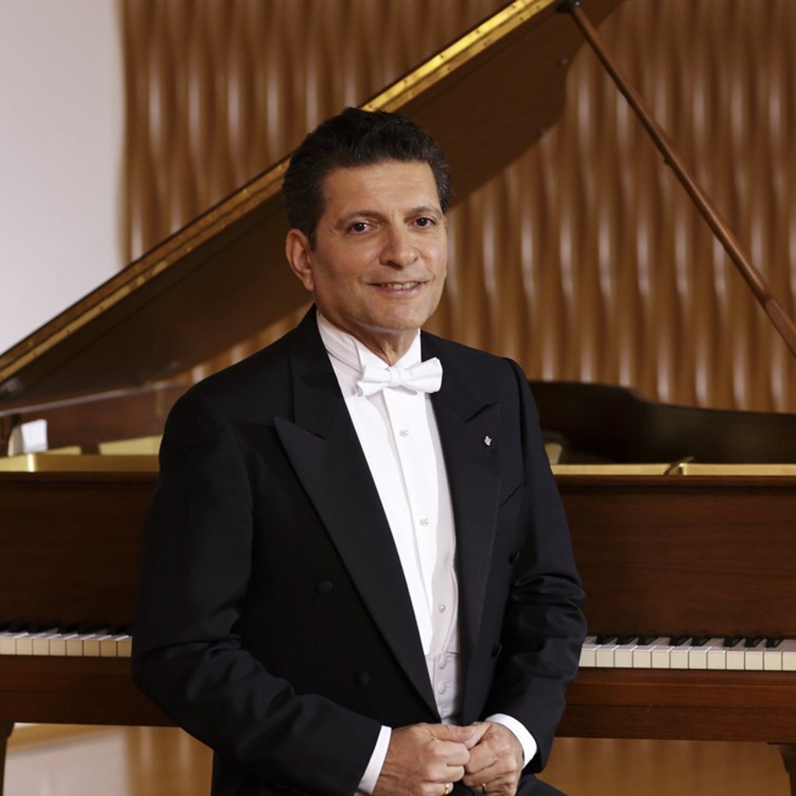 Juan Diego Flórez es una de las grandes voces de la lírica actual, reconocido como un artista supremo en su registro vocal gracias a su técnica impecable, expresividad y elegancia.