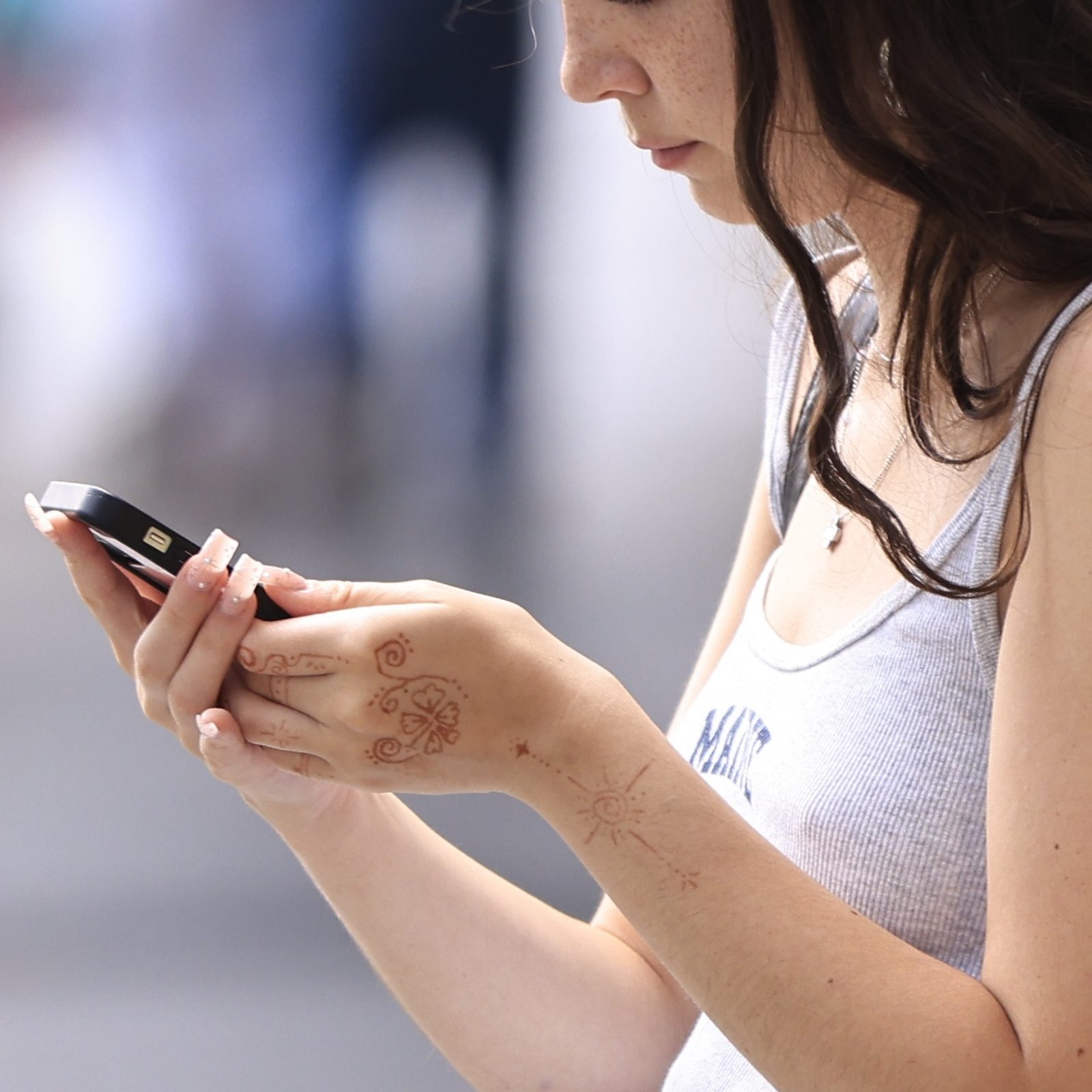 Según revela una encuesta de Sprout Social, un 41 % de la Generación Z ya prioriza las redes sociales como puerto de entrada a la información, desplazando por primera vez a los motores de búsqueda convencionales, que han quedado relegados a un 32 %. Foto/EFE/Pablo R.Seco/jgb