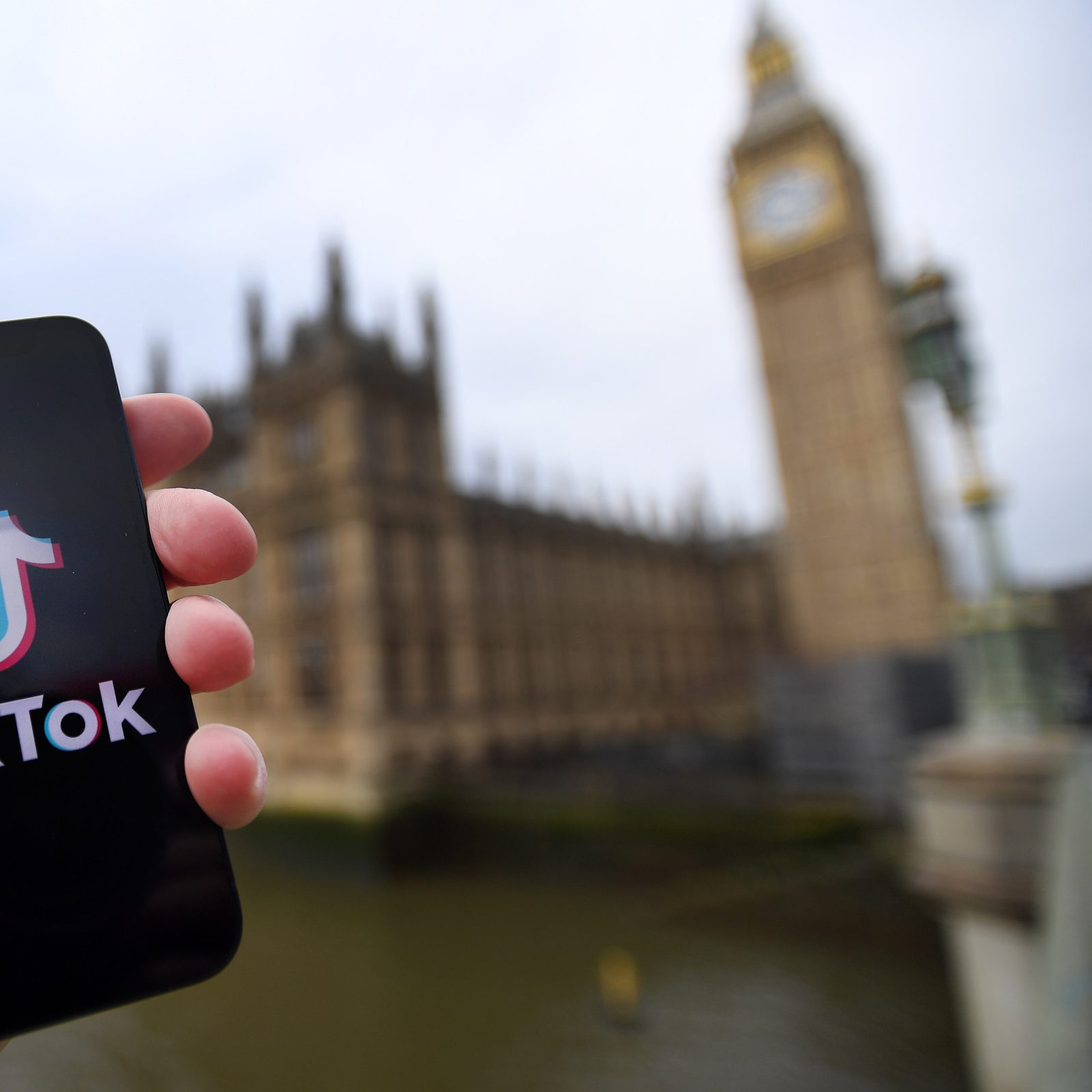 TikTok ha trascendido su etiqueta de plataforma para el baile y el entretenimiento rápido y se ha transformado en la nueva fuente de consulta para millones de jóvenes en todo el globo. EFE/EPA/ANDY RAIN