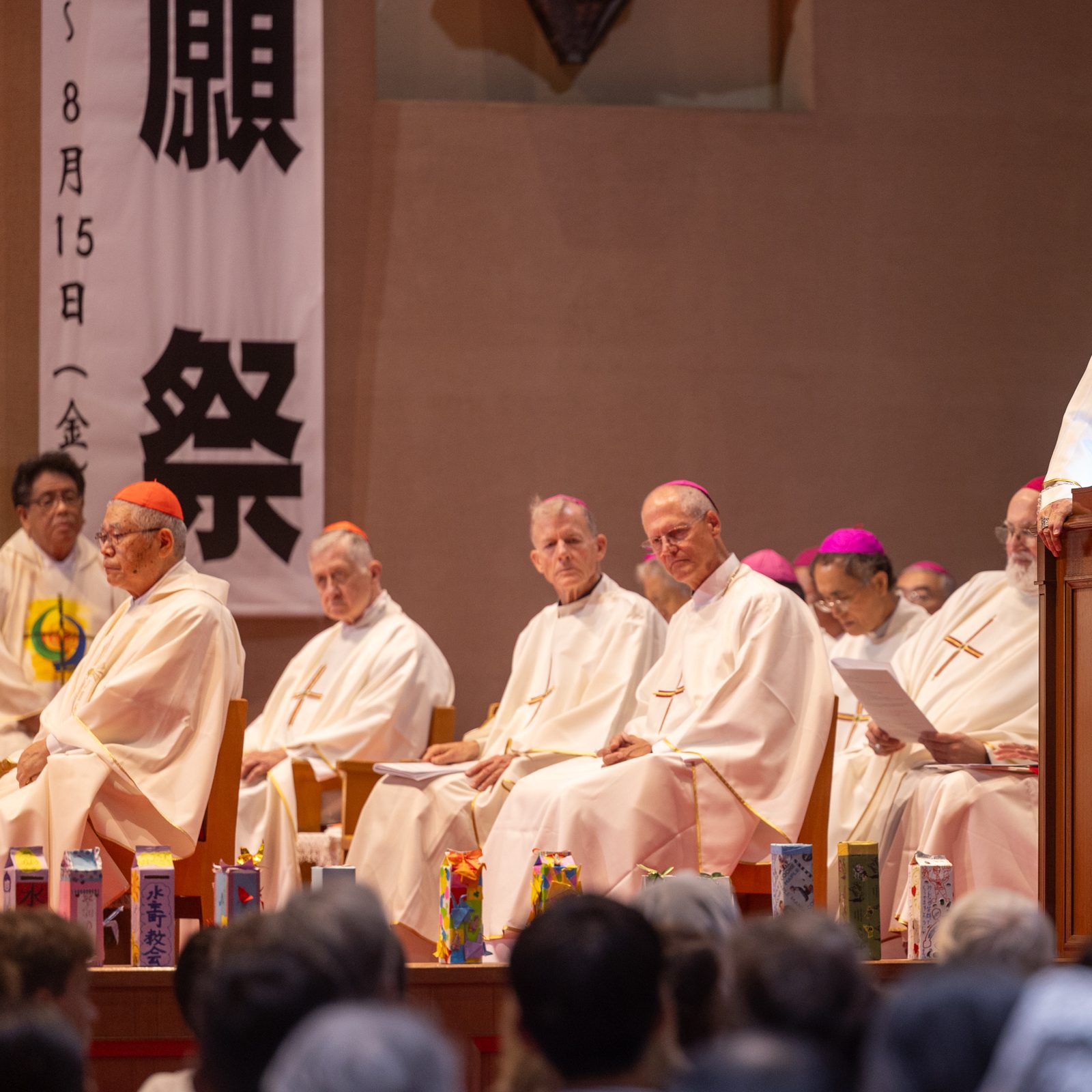 El cardenal Robert McElroy, arzobispo de Washington, habla en la misa conmemorativa de la paz en la catedral de Urakami en Nagasaki, Japón, el 9 de agosto de 2025, en el 80 aniversario del bombardeo atómico estadounidense de esa ciudad. El cardenal McElroy se unió a una peregrinación de paz a Japón que incluyó a otros tres arzobispos estadounidenses y líderes y estudiantes universitarios católicos para conmemorar el aniversario de los bombardeos atómicos de Hiroshima y Nagasaki y para orar y dialogar por la paz y por un mundo sin armas nucleares.