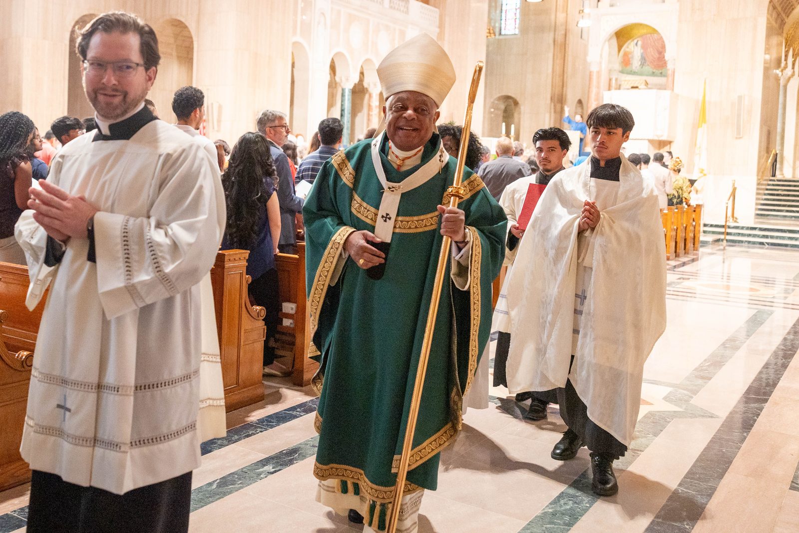 El cardenal Wilton Gregory, celebrante principal en la misa de Peregrinación Eucarística Nacional en la Basílica de la Inmaculada Concepción, dijo en su homilía que “la Eucaristía refleja la firme amistad de Dios y el camino de amor con su pueblo”, el 9 de junio de 2024.
