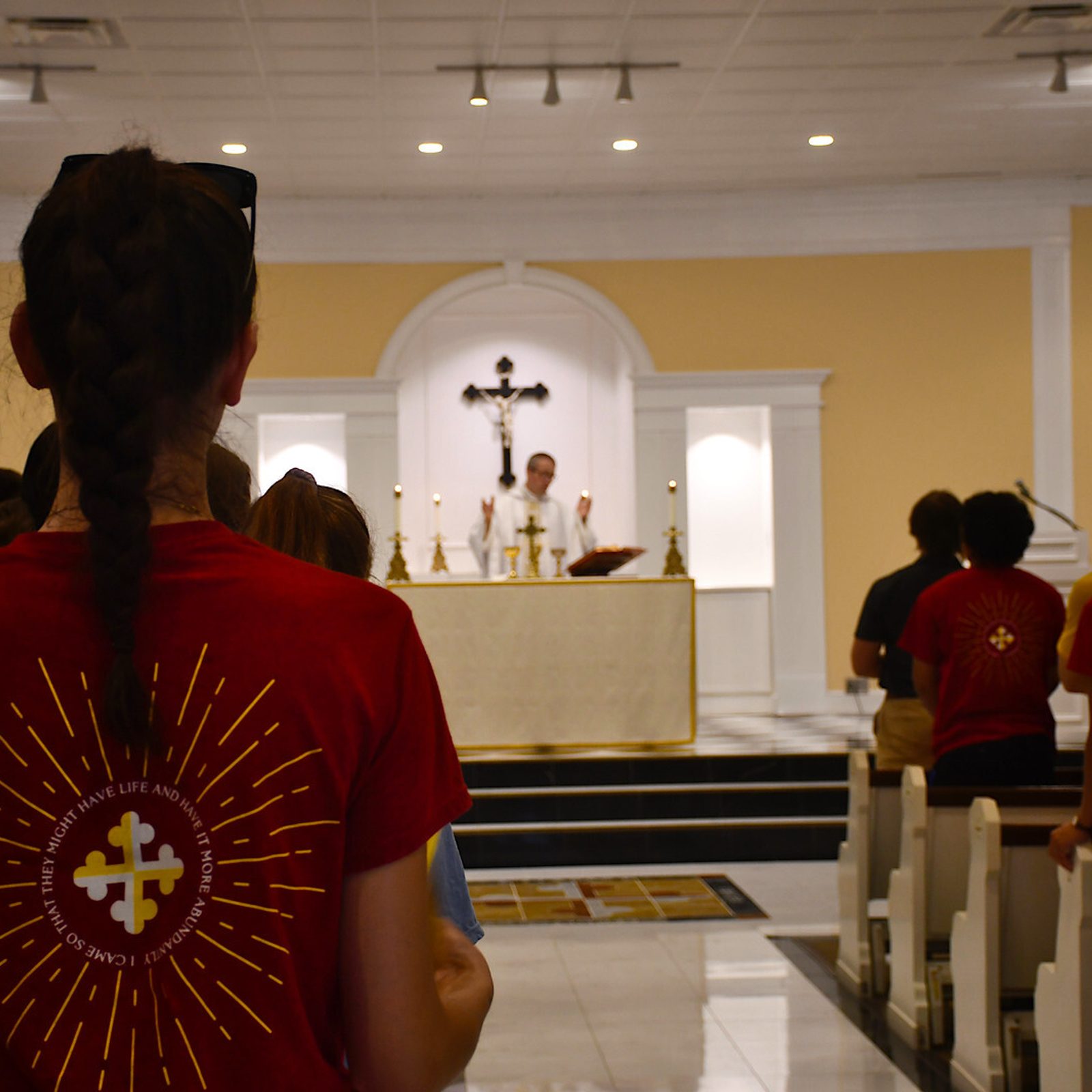Father Conrad Murphy, the chaplain at the Catholic Student Center at the University of Maryland at College Park, celebrates an Aug. 28 Mass welcoming students to campus that was followed by a barbecue. (Photo by Elizabeth Polo)