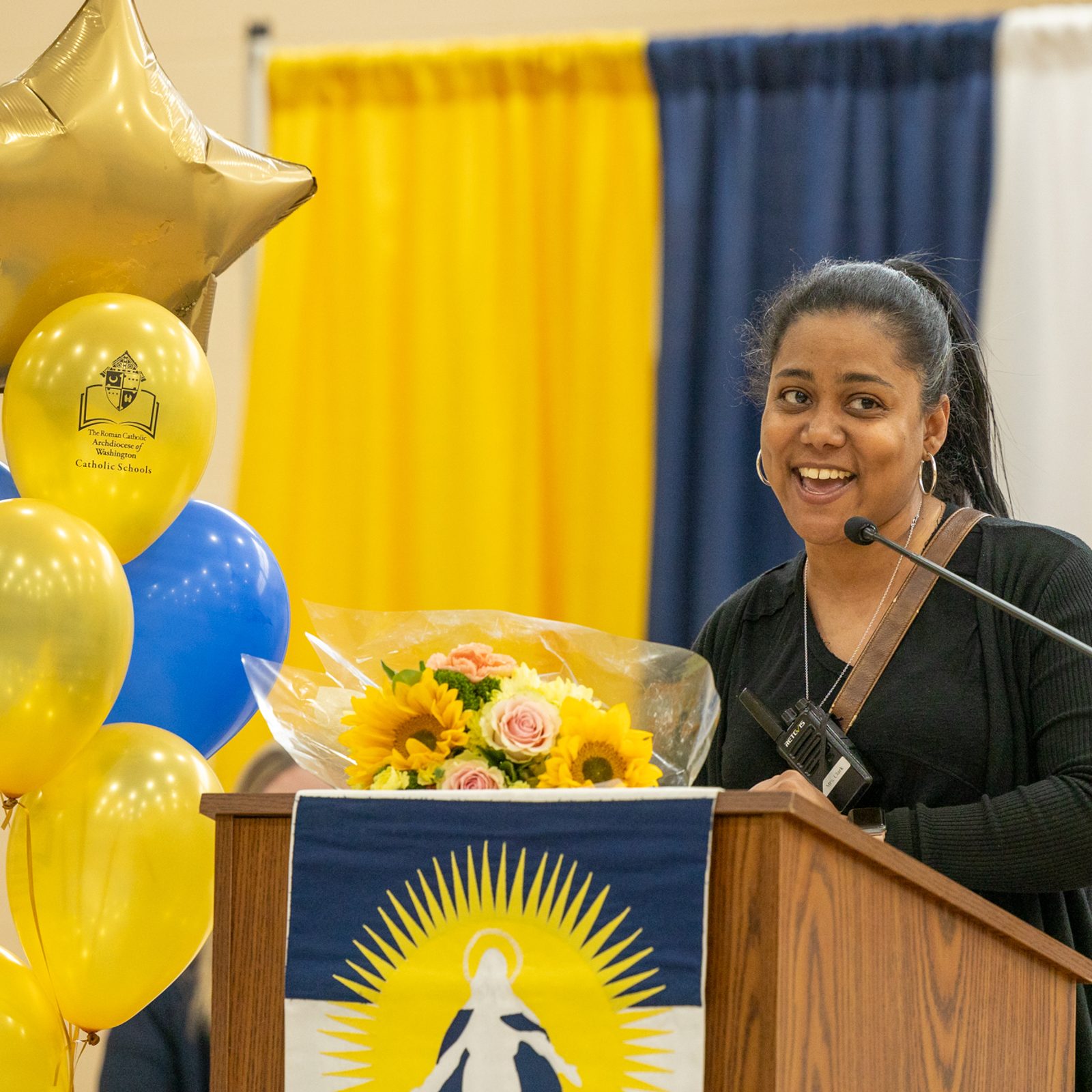 Renee Clark, profesora de la escuela católica St. Mary of the Assumption en Upper Marlboro (Maryland), es aclamada por sus estudiantes durante una reunión sorpresa donde se anunció que era una de las ganadoras del premio “Golden Apple 2024”. Foto/Mihoko Owada