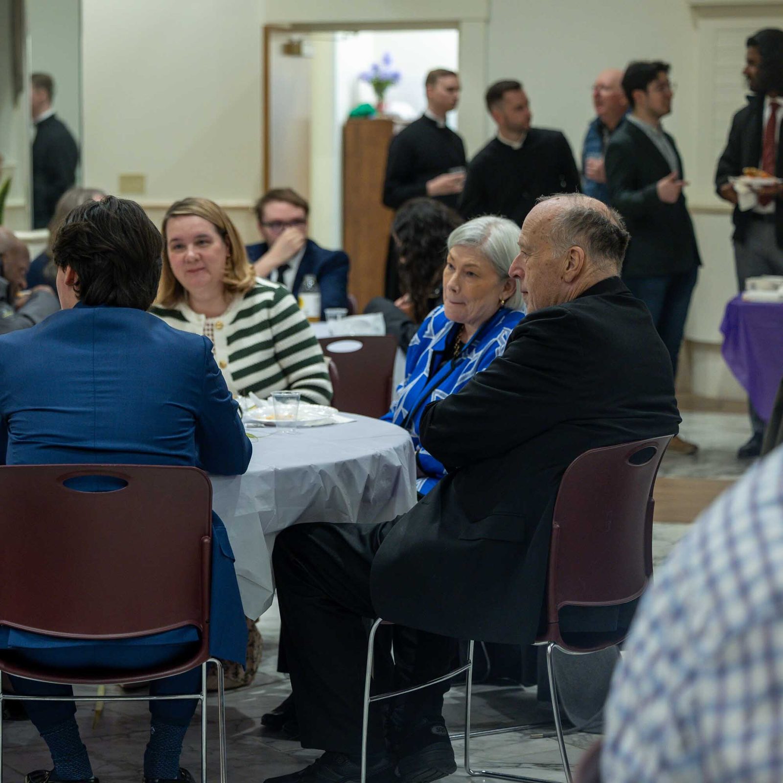 Estudiantes de la Comunidad Católica de la Universidad George Washington se reúnen para una comida de convivencia después de la Misa del Domingo de Ramos en la iglesia St. Stephen Martyr, en Washington, el 29 de marzo.