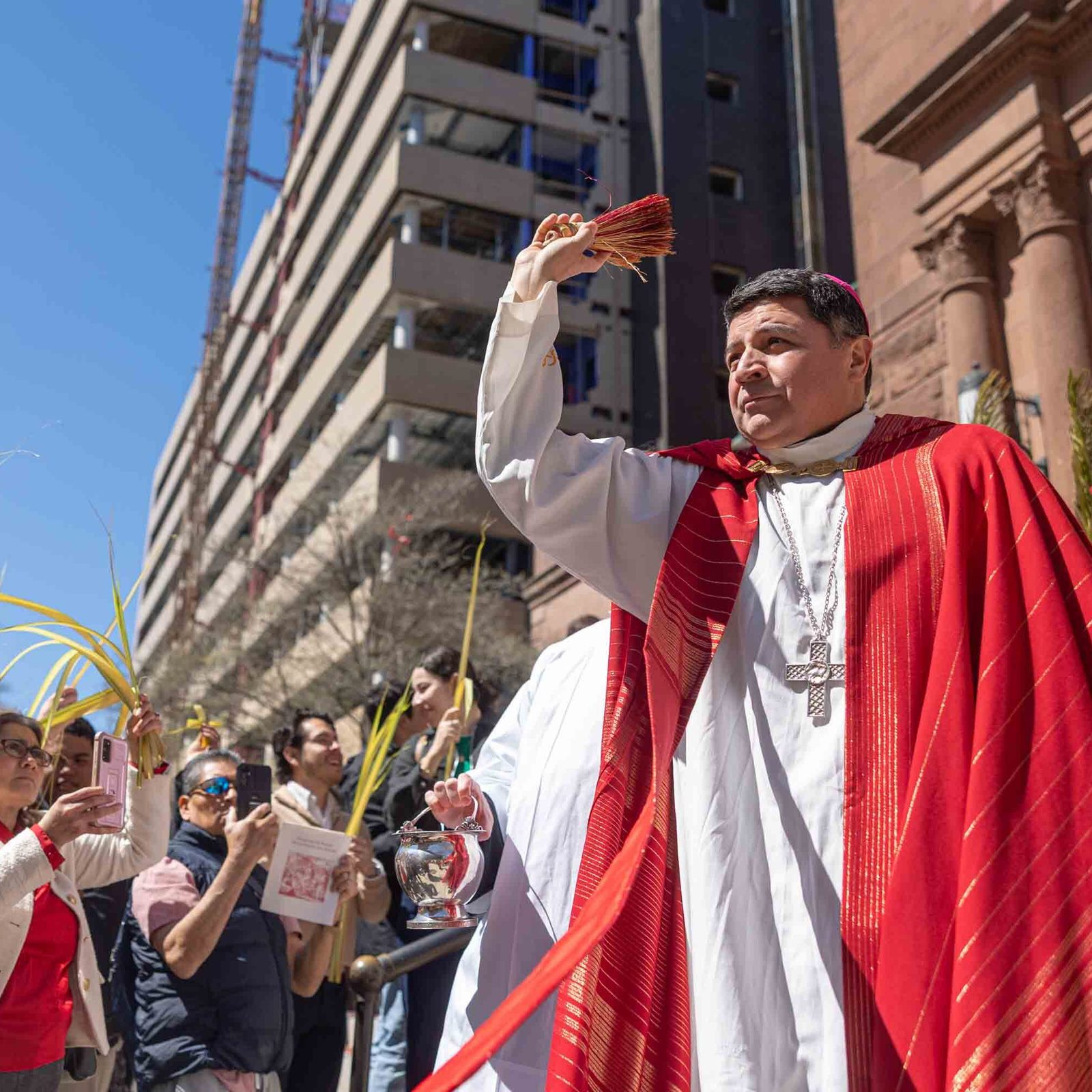 El obispo Evelio Menjívar bendice las palmas, en las escalinatas de la catedral de San Mateo, el Domingo de Ramos, el 29 de marzo de 2026.