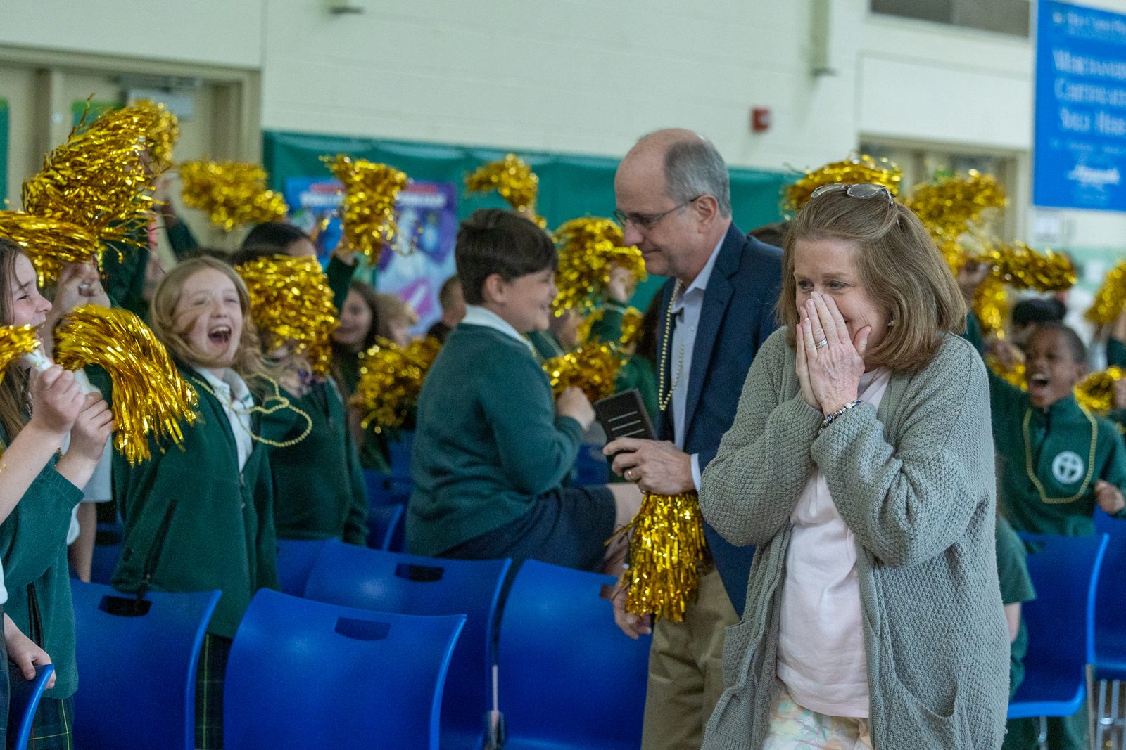 Patricia Holt fue sorprendida por el bullicioso recibimiento de los alumnos de la escuela católica Holy Cross- Garrett Park (Maryland), al saber que la Arquidiócesis Católica Romana de Washington le concedió el premio Golden Apple 2024. Foto/Mihoko Owada