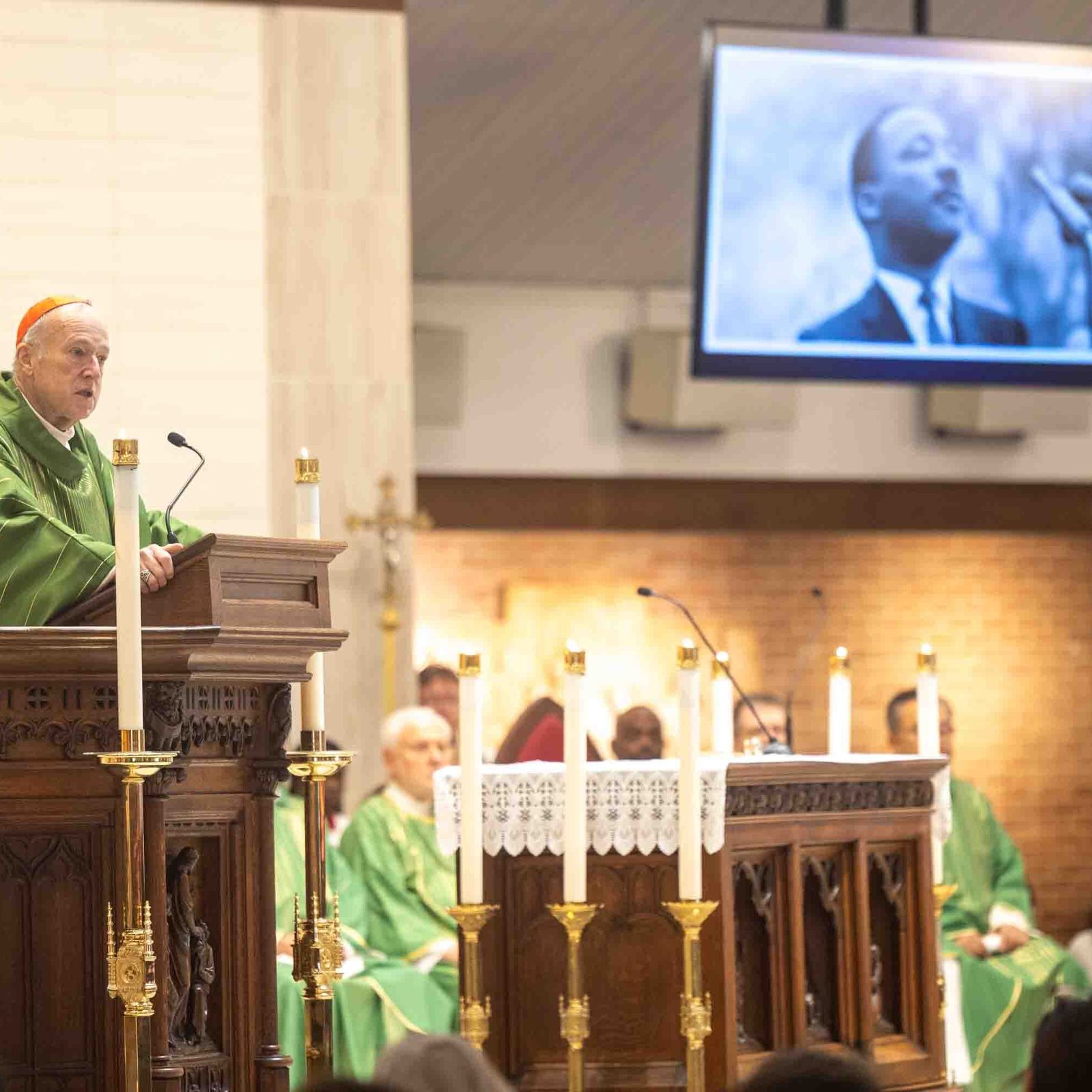 El cardenal Robert McElroy celebra la misa anual en conmemoración del legado del reverendo Martin Luther King Jr. en la parroquia San Judas Tadeo en Rockville, Maryland, el 18 de enero de 2026﻿.