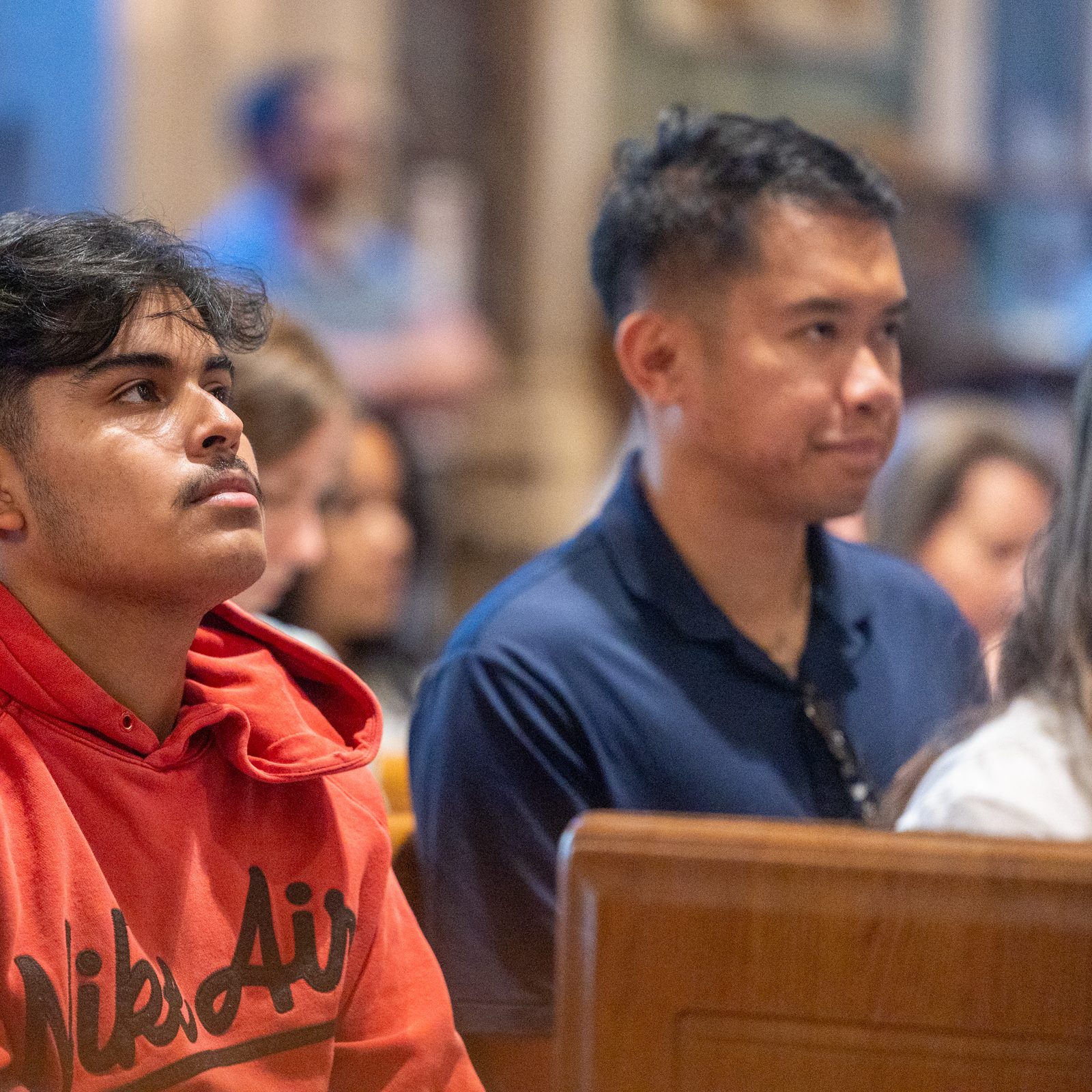 Feligreses de diversas parroquias participan en la misa por la Jornada Mundial del Migrante y del refugiado celebrada, en la catedral de San Mateo Apóstol, el 28 de septiembre de 2025.