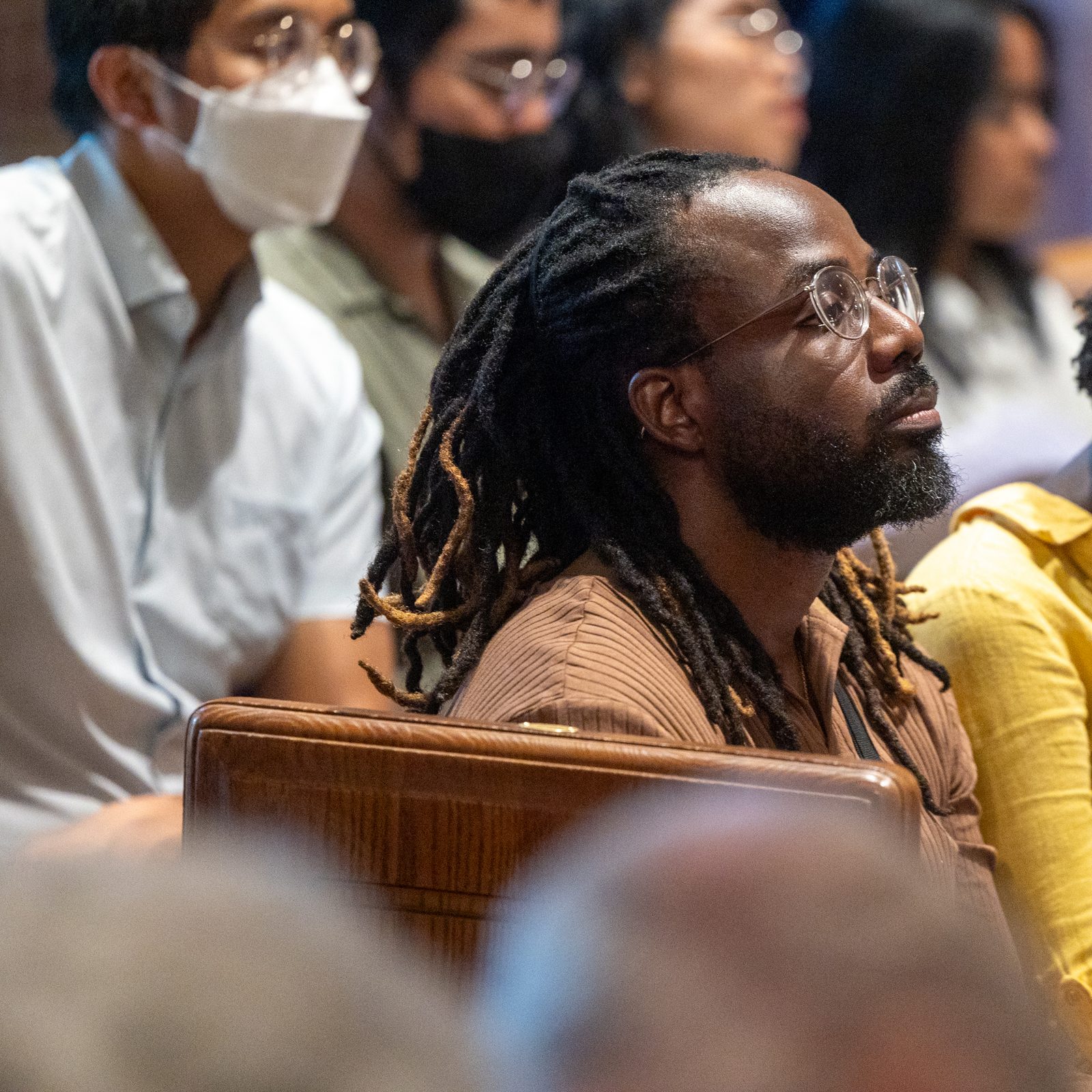 Feligreses de diversas parroquias participan en la misa por la Jornada Mundial del Migrante y del refugiado celebrada, en la catedral de San Mateo Apóstol, el 28 de septiembre de 2025.