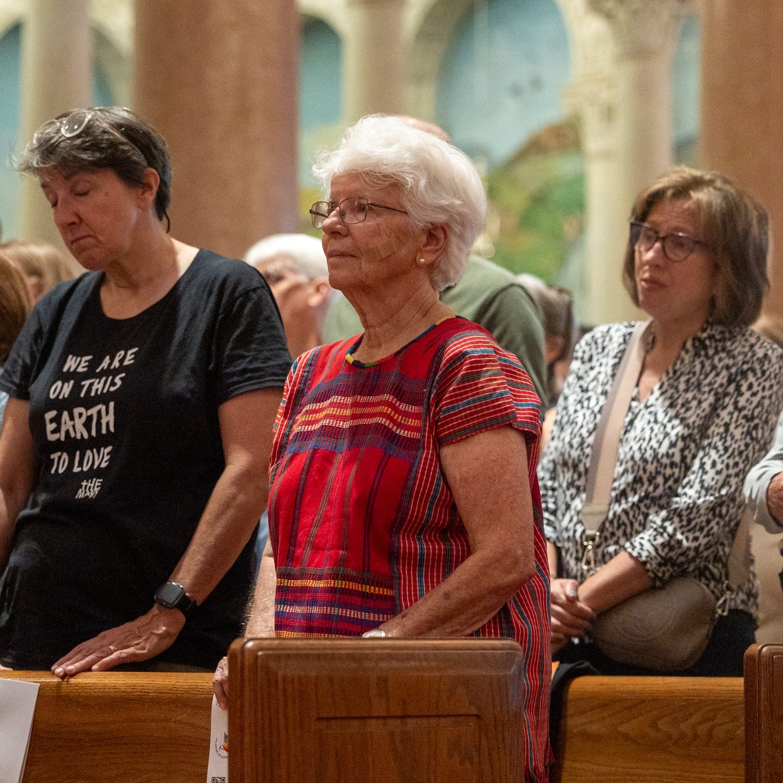 Feligreses de diversas parroquias de la Arquidiócesis de Washington participan en la misa por la Jornada Mundial del Migrante y del refugiado celebrada, en la catedral de San Mateo Apóstol.