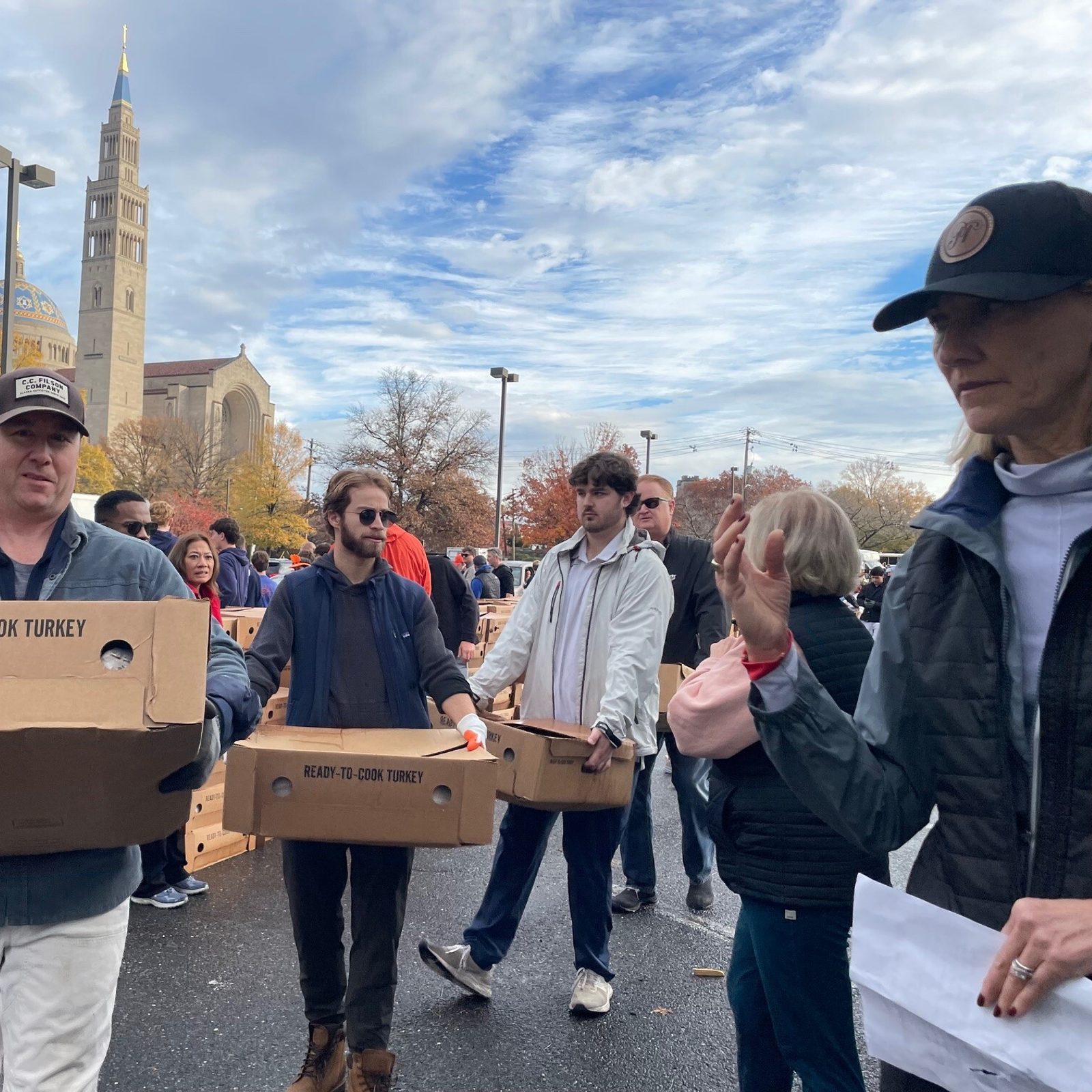 Voluntarios acomodan las cajas con alimentos para ser repartidos entre las familias necesitadas.