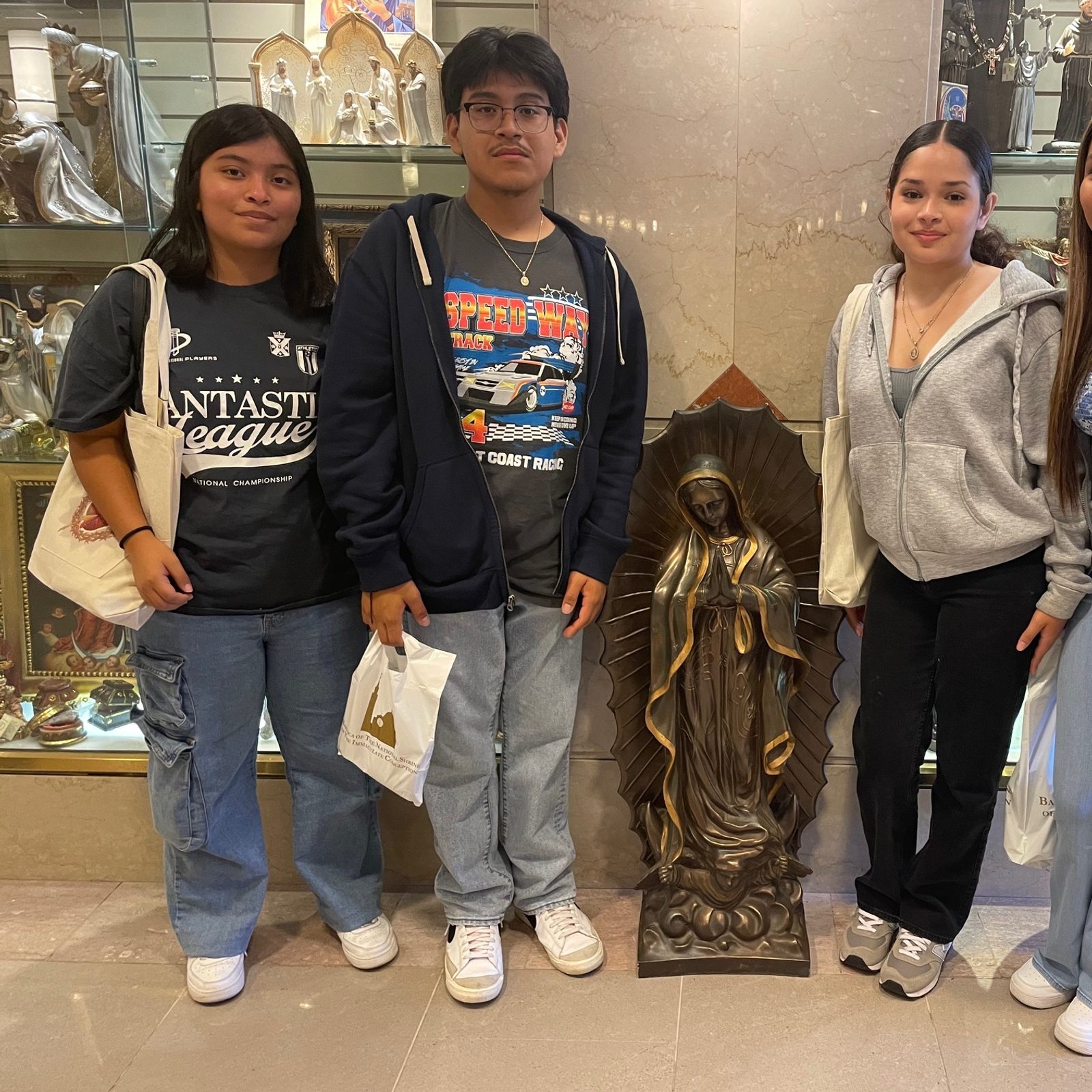 Anayley Guzmán (Guatemala), Christian Orellana (El Salvador), Ana Reyes (Honduras) y Mayte Naredo (México) viajaron desde la ciudad Roanoke (Virginia) para cumplir una promesa a la Virgen María.