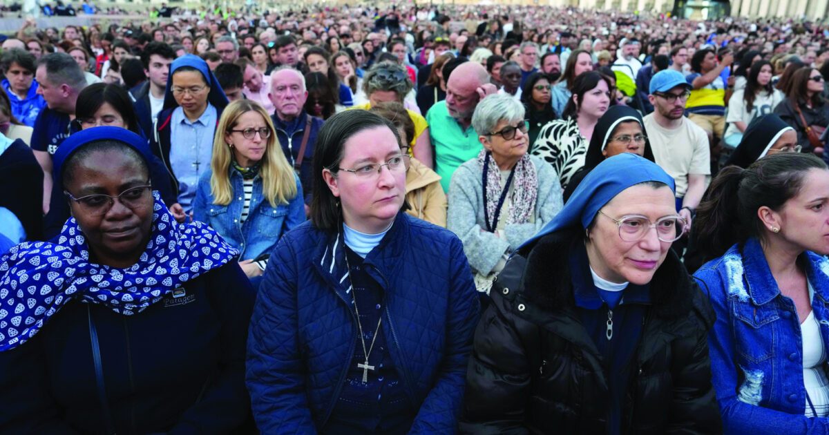 Crowds gather to pray the rosary for repose of pope’s soul- Catholic ...
