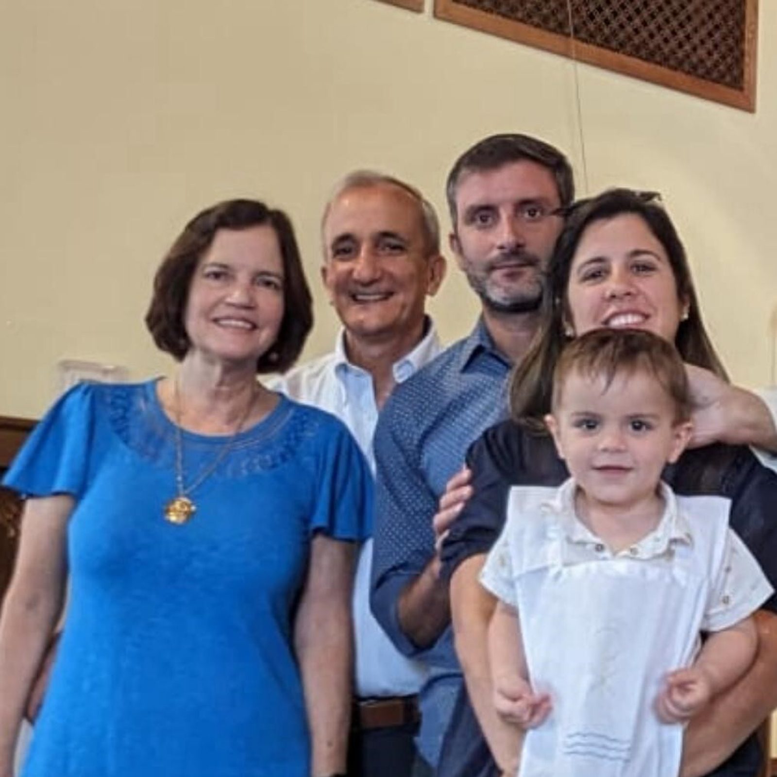 José María Burone, feliJosé María Burone, acompañado de su esposa Magdalena, posa junto a su hijo, su nuera y su nieto Simón. Foto/álbum familiar