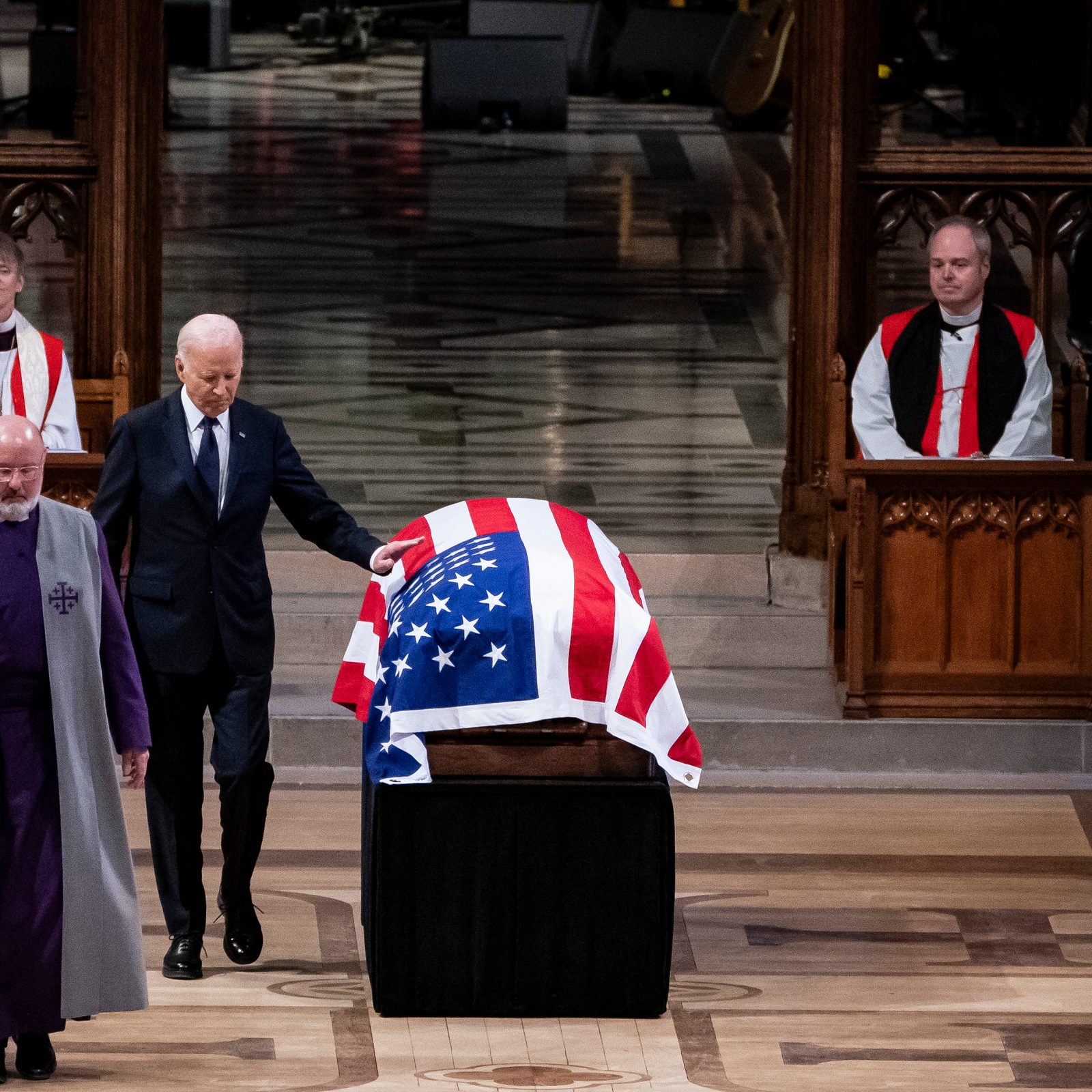 El presidente de Estados Unidos, Joe Biden, toca el ataúd cubierto con la bandera del expresidente de Estados Unidos, Jimmy Carter, después de pronunciar unas palabras durante el funeral de Estado de Carter en la Catedral Nacional de Washington, DC, el 9 de enero de 2025.