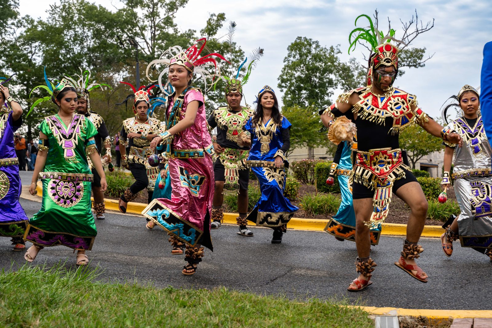 Bailarines con coloridos atuendos tradicionales actúan fuera de la iglesia católica San Bernardo de Claraval en Riverdale, Maryland, antes de la misa por el Mes de la Hispanidad, el 20 de septiembre de 2025.