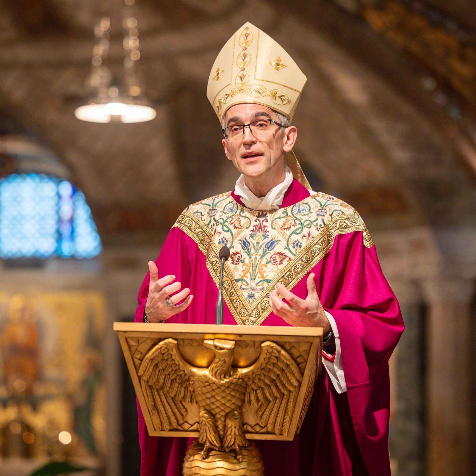 El obispo auxiliar Christopher Cooke de la Arquidiócesis de Filadelfia pronuncia su homilía en la cripta de la basílica de la Inmaculada Concepción, al concluir el Día de Cabildeo de Inmigración en Capitol Hill, el 5 de marzo de 2026.