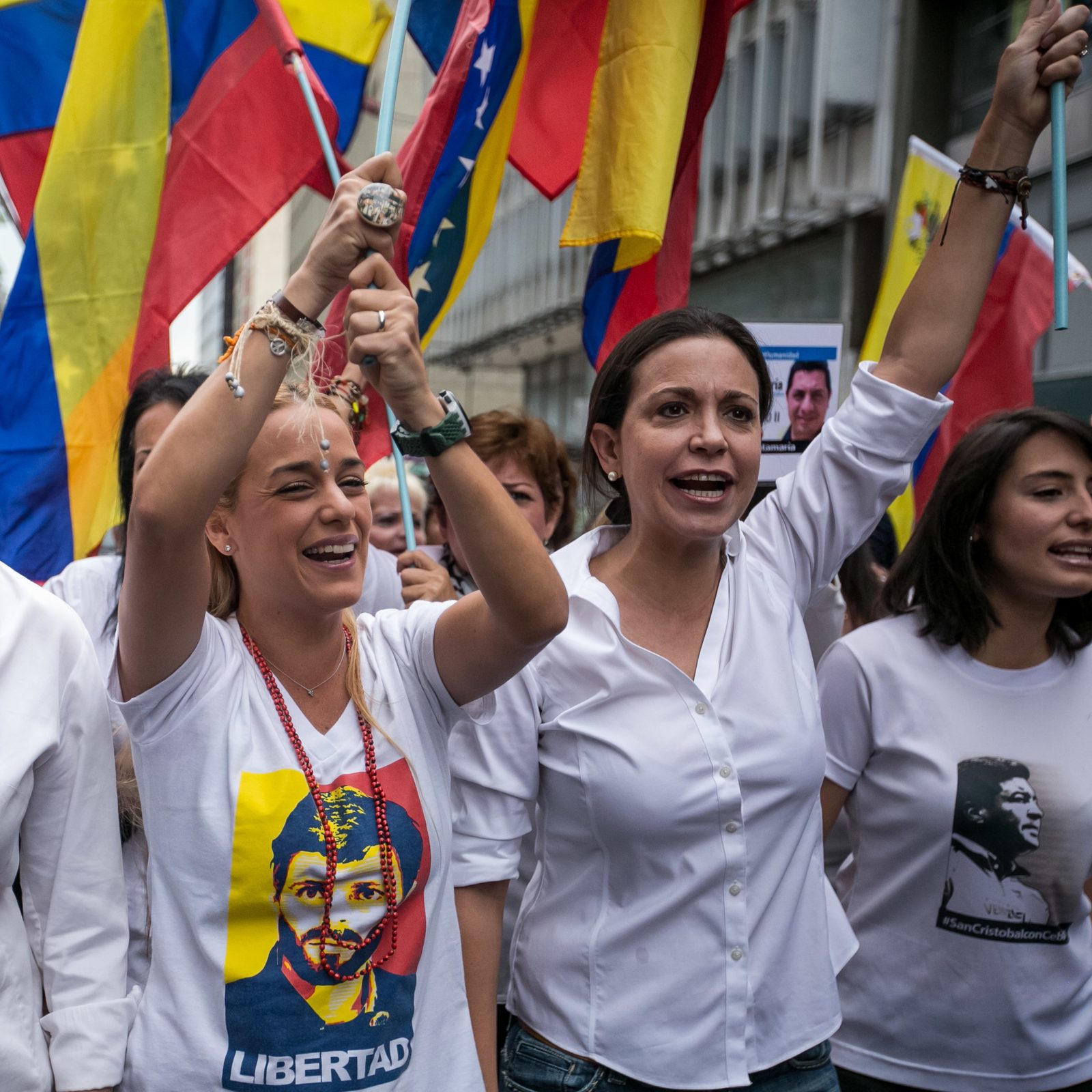 La dirigente opositora María Corina Machado (centro) junto a Lilian Tintori (izq.) esposa del líder opositor preso Leopoldo López, caminan junto a otras esposas de dirigentes políticos durante una manifestación el 13 de octubre de 2016, en Caracas (Venezuela). Foto/EFE/Miguel Gutiérrez