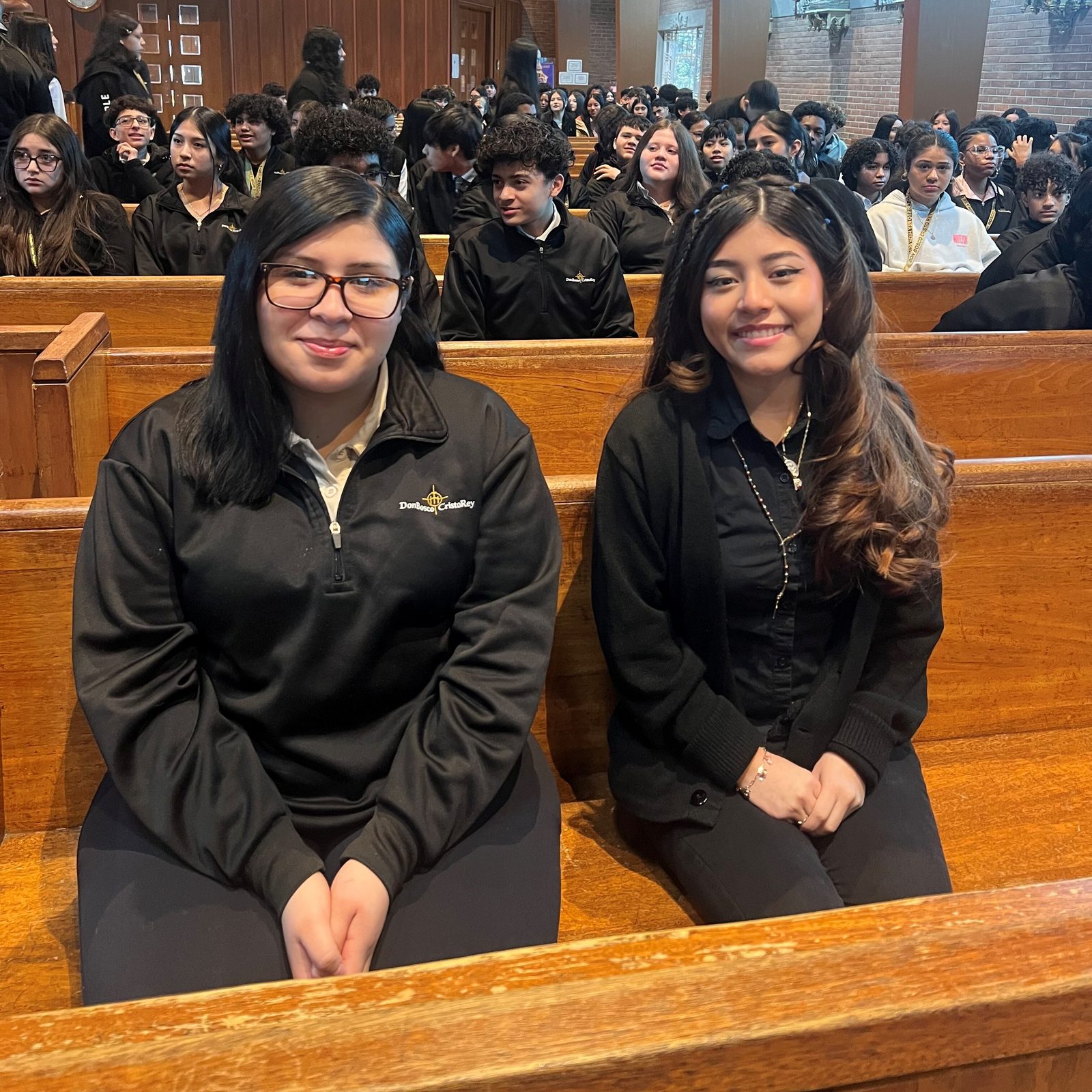 (De izq. a der.) Génesis Echeverría y Ashley Hernández leyeron las lecturas en la misa del Miércoles de Ceniza celebrada en la parroquia Nuestra Señora de los Dolores de Takoma Park, Maryland, el 18 de febrero de 2026. Foto/AA