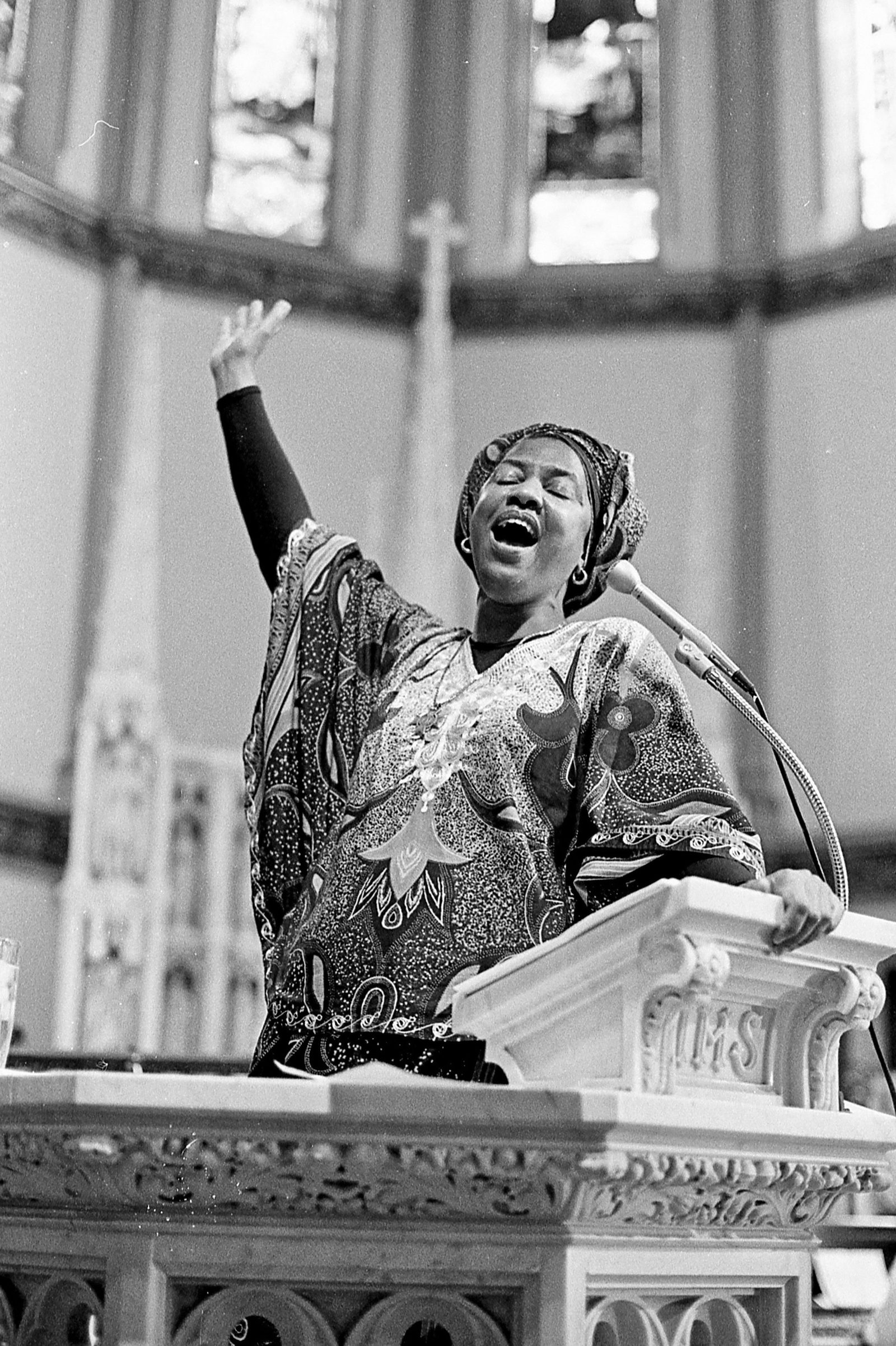 Sor Thea Bowman, religiosa franciscana de la Adoración Perpetua, en una charla que dio en la Iglesia de San Agustín, en Washington, en 1986. Sor Bowman, fallecida en 1990, es una de seis católicos afroamericanos cuyas causas de canonización son estudiadas por la Iglesia Católica. Su causa de santidad fue abierta en 2018 y ahora tiene el título de “Sierva de Dios”. Foto/archivo Catholic Standard por Michael Hoyt