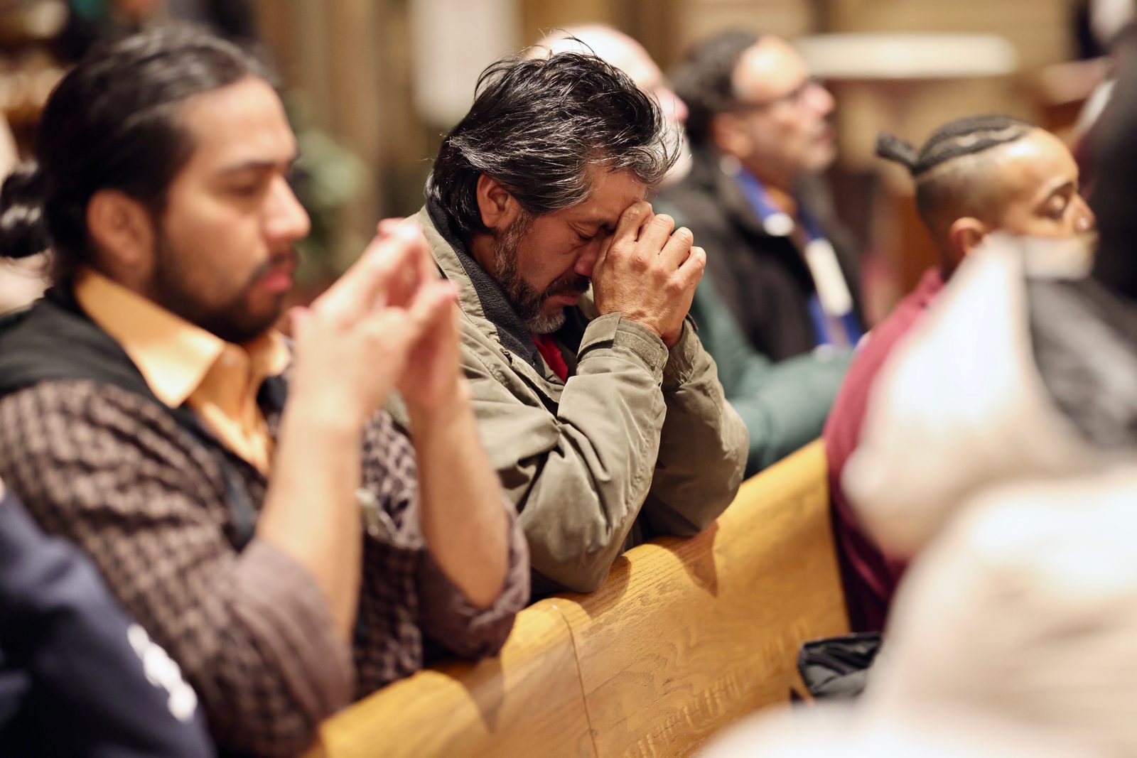 Feligreses rezan en la misa de la Natividad del Señor celebrada por el cardenal Wilton Gregory en la víspera de Navidad, el 24 de diciembre de 2024, en la Catedral de San Mateo Apóstol.