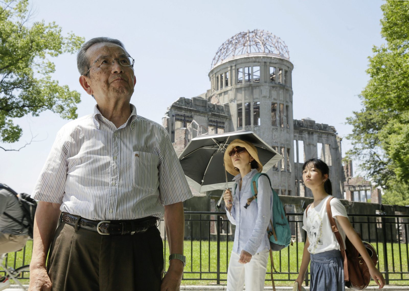 Mitsuo Kodama, superviviente de la bomba atómica en Hiroshima de 82 años, visita la Cúpula Genbaku de Hiroshima (al fondo) el 1 de agosto de 2015 en Hiroshima (Japón). Kodama tenía 12 años cuando fue expuesto a la radiación mientras se encontraba en el instituto a unos 800 metros de donde estalló la bomba el 6 de agosto de 1945. A finales de 1945, año en que cayó la bomba, un total de 140.000 personas habían muerto a causa de los efectos de la radiación. Foto/EFE/Kimimasa Mayama