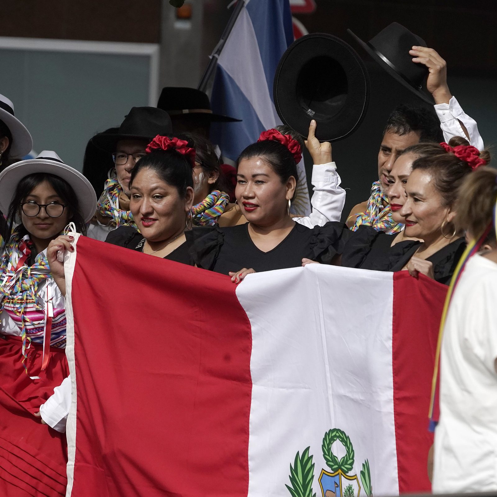Mujeres de distintos países hispanoamericanos con sus trajes nacionales y con las banderas de sus países celebran el Día de la Hispanidad. Foto/EFE/Paco Paredes
