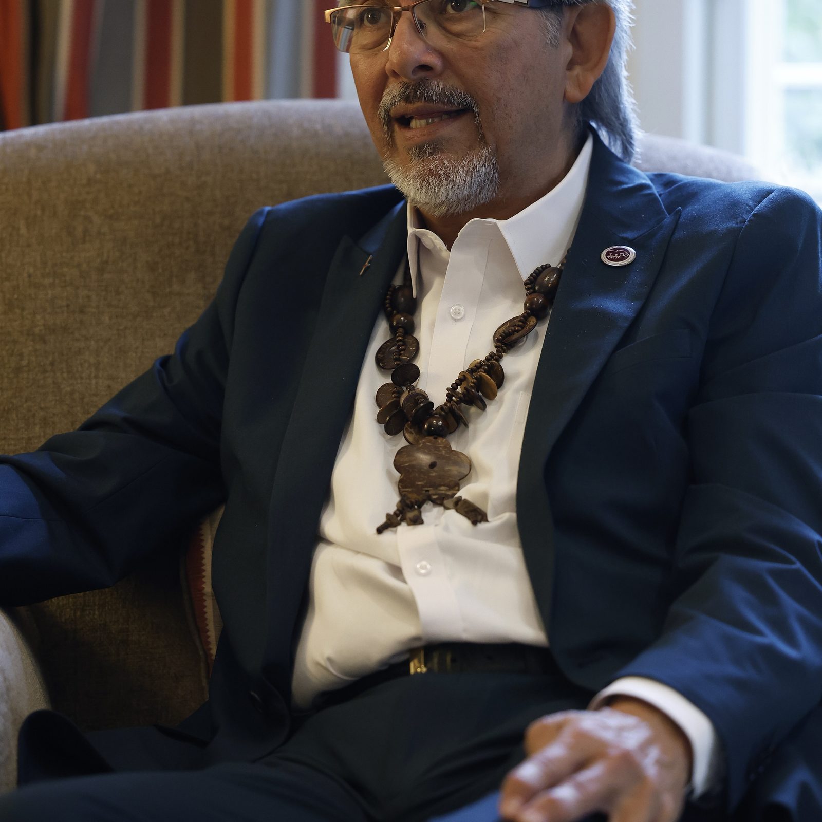 El historiador estadounidense Alfonso Borrego, descendiente del líder guerrero apache Gerónimo, durante una entrevista con EFE en Madrid, donde participó en las jornadas 'Hispanoamérica. Un futuro compartido". 2025. Foto/EFE/J.P. Gandul
