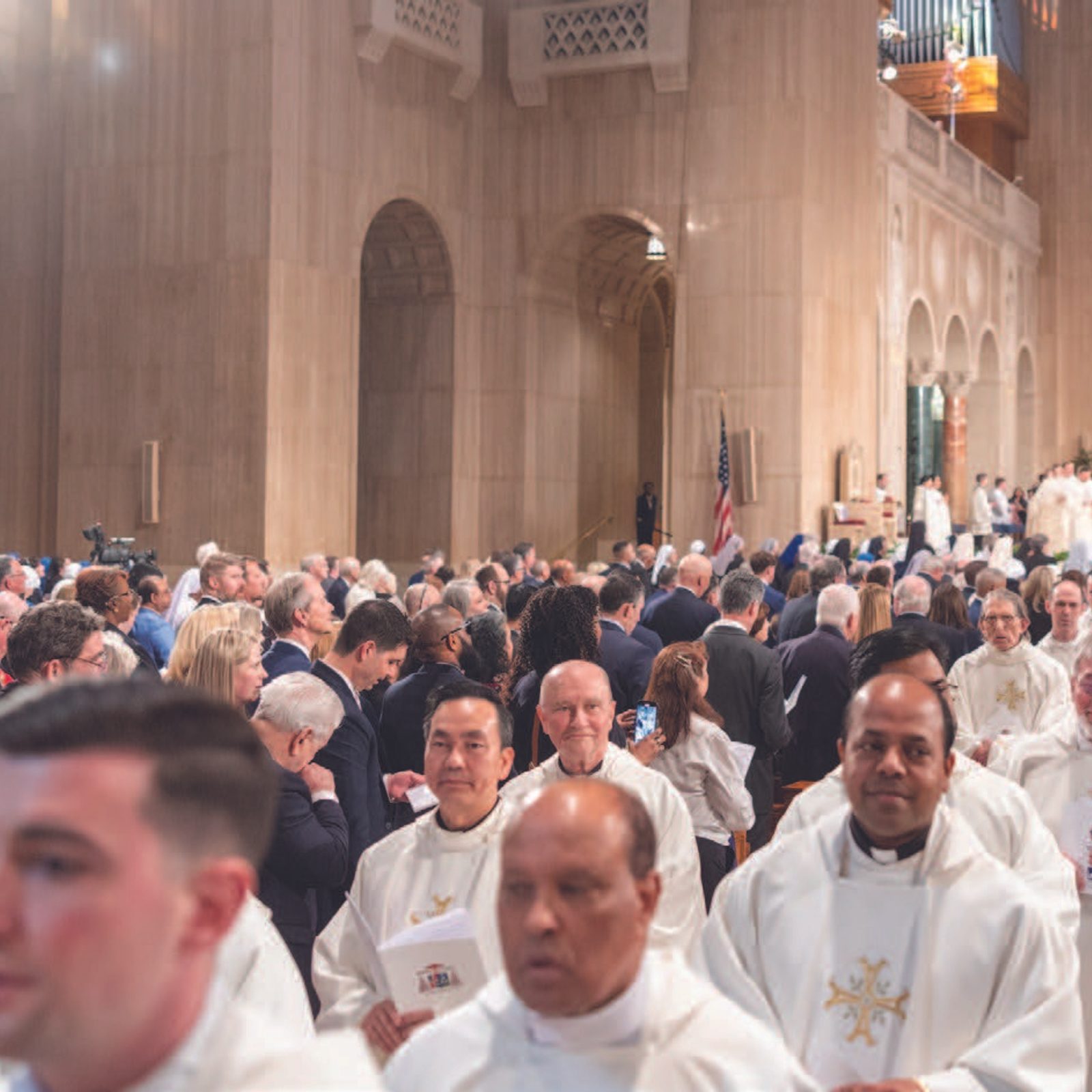 En la la misa de instalación del cardenal Robert McElroy en la Basílica de la Inmaculada Concepción asistieron 9 cardenales, 80 arzobispos, 300 sacerdotes, 60 diáconos y más de 3 mil fieles.