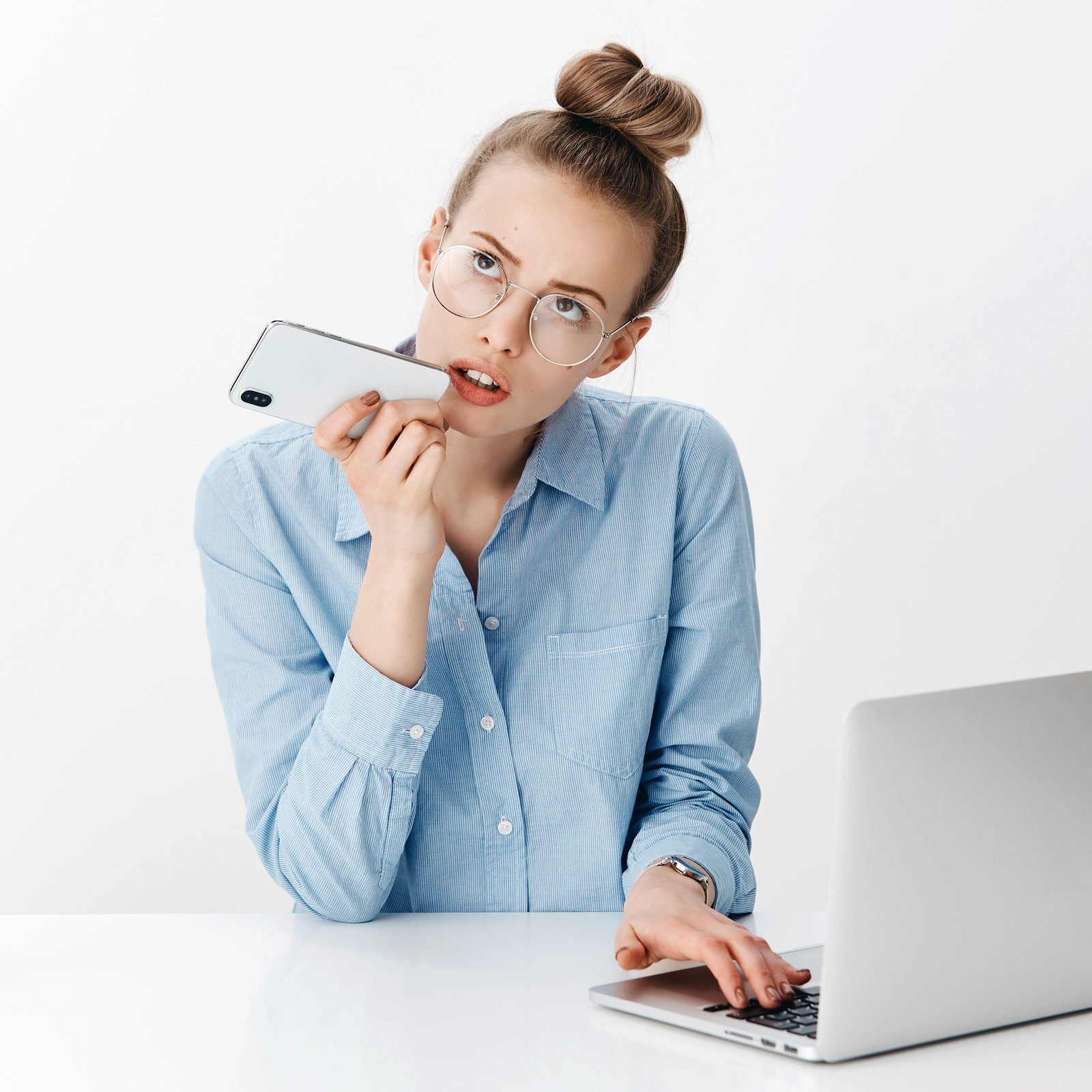 El pensamiento crítico permite cuestionar, analizar y reflexionar sobre los resultados que ofrecen herramientas tecnológicas como la Inteligencia Artificial. Foto/Cookie Studio-Freepik