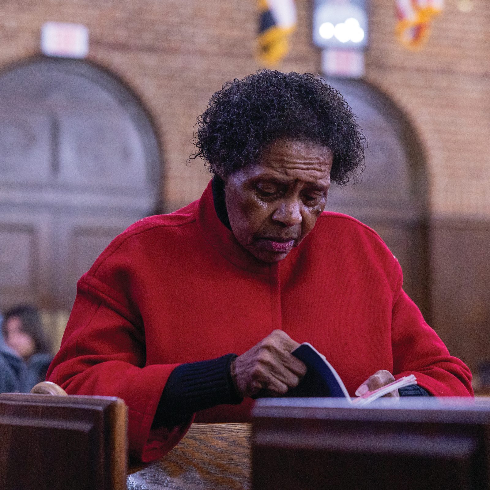 Above and below, people pray during the Dec. 1 Mass at St. Francis Xavier Church that concluded the yearlong celebration of the parish’s centennial. The Mass was offered on the First Sunday of Advent. (CS photos by Mihoko Owada)