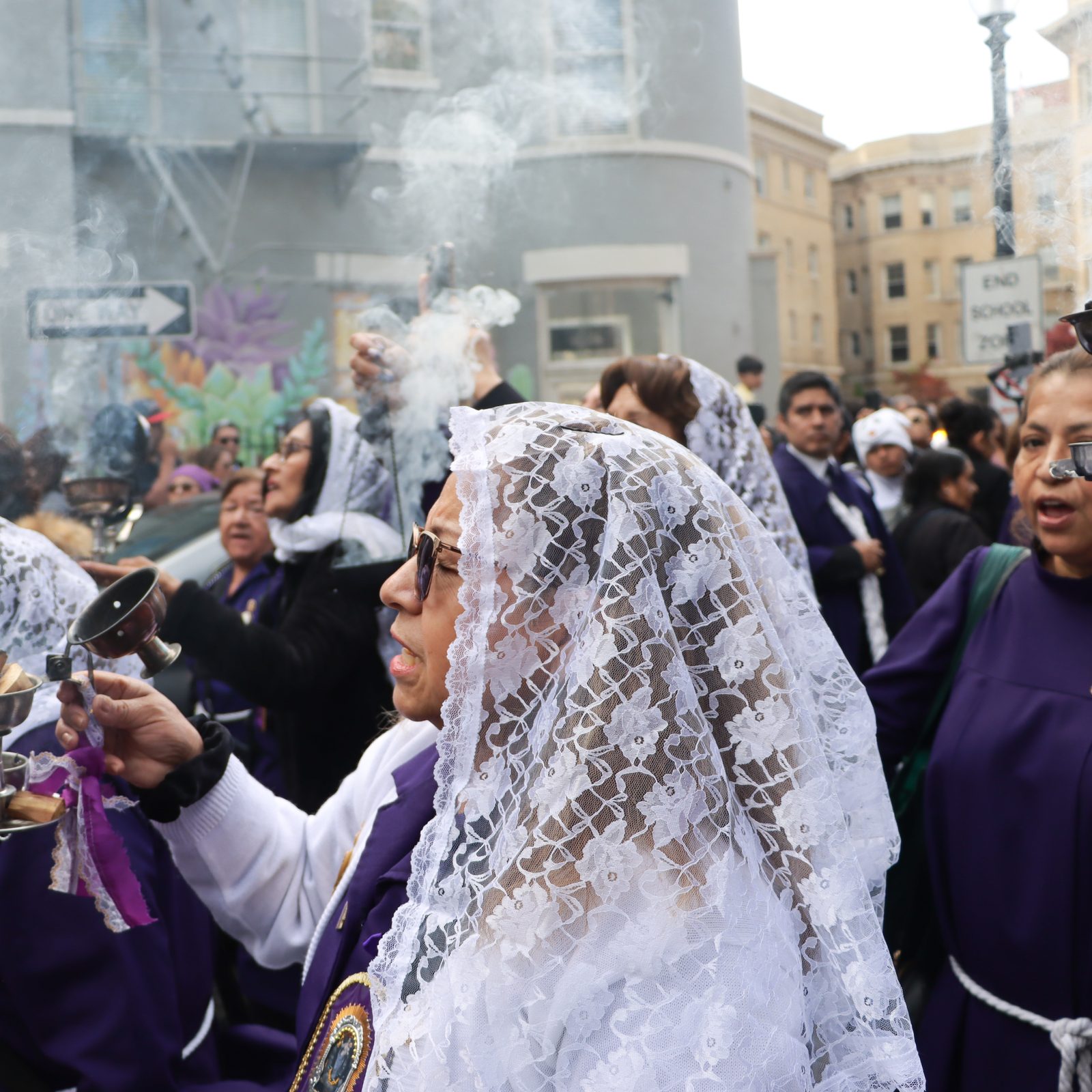 Feligresas participan en la procesión en honor al Cristo de Pachacamilla por las calles del Distrito de Columbia luego de la misa celebrada, el 26 de octubre de 2025, en  en el santuario del Sagrado Corazón.