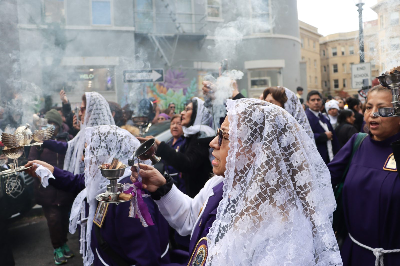 Feligresas participan en la procesión en honor al Cristo de Pachacamilla por las calles del Distrito de Columbia luego de la misa celebrada, el 26 de octubre de 2025, en  en el santuario del Sagrado Corazón.