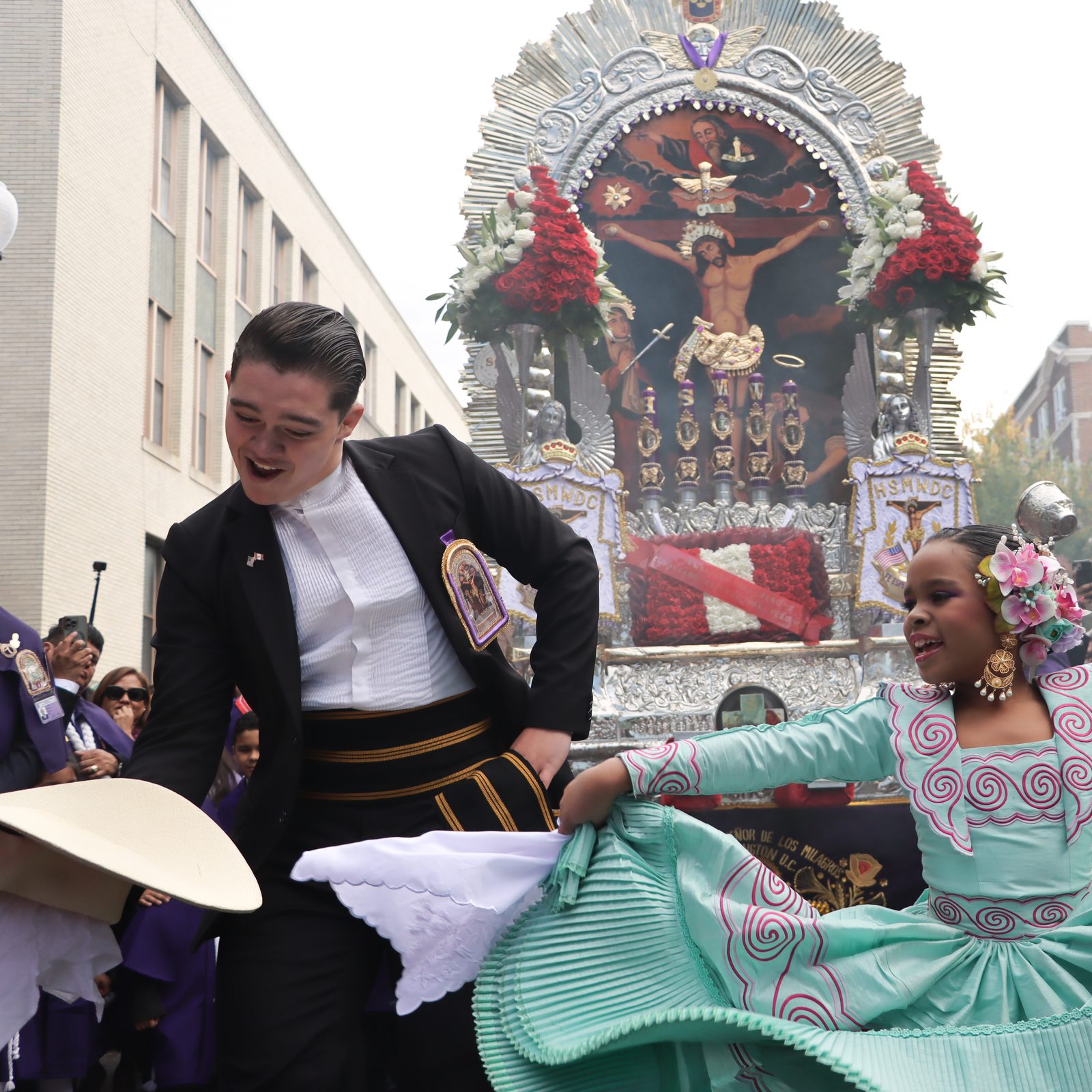 Jóvenes bailan la tradicional marinera limeña en la procesión del Señor de los Milagros, el 26 de octubre de 2025.