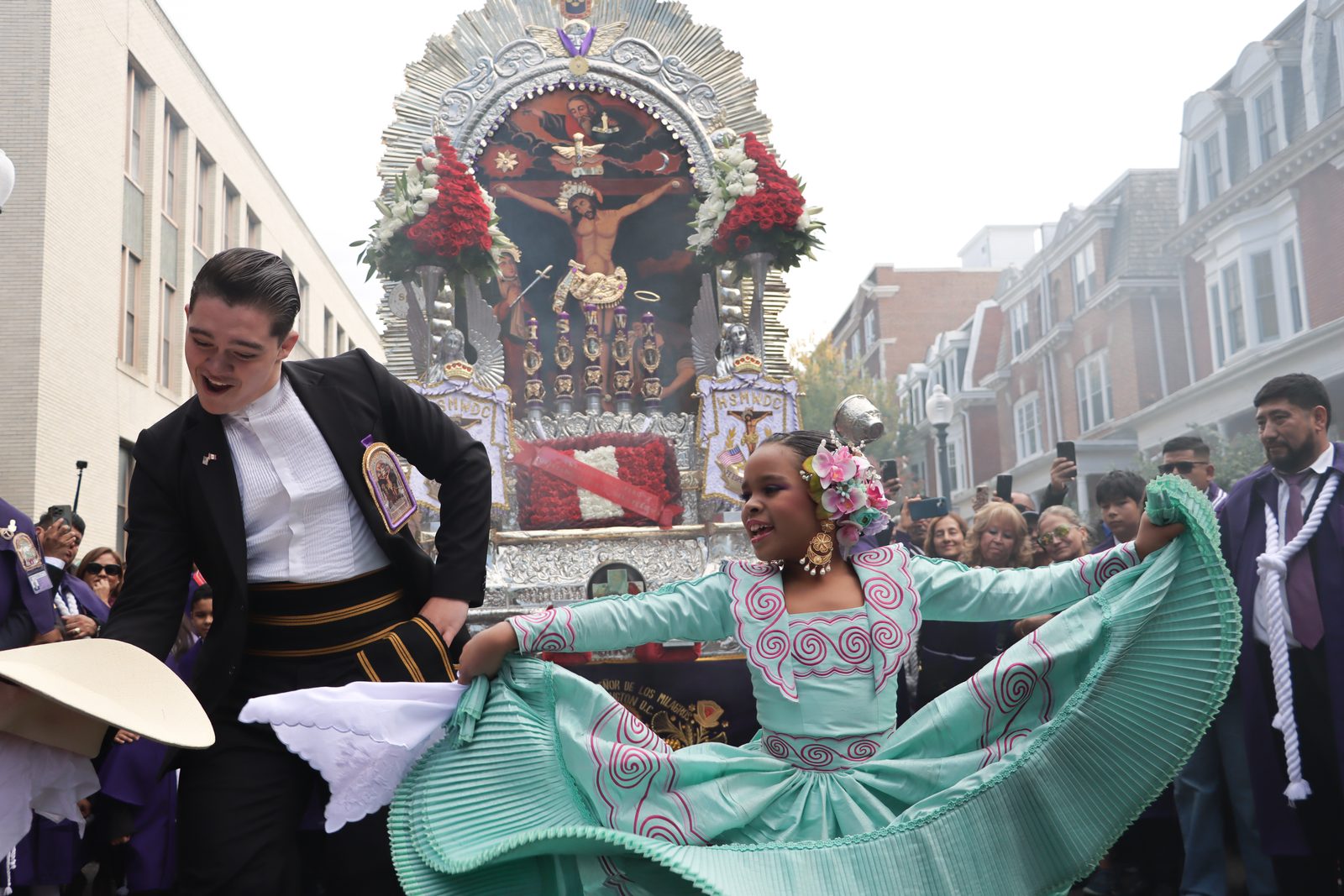 Jóvenes bailan la tradicional marinera limeña en la procesión del Señor de los Milagros, el 26 de octubre de 2025.