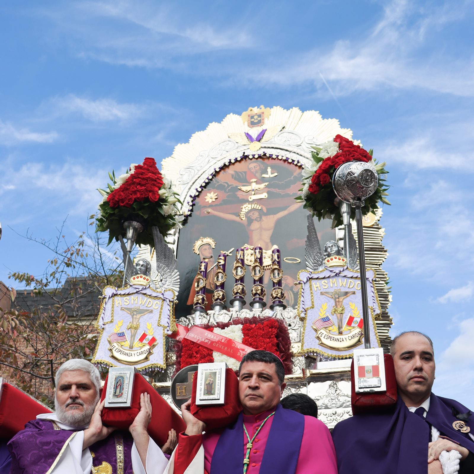 (De izq. a der.) El padre Emilio Biosca y el obispo Evelio Menjívar cargan en andas la imagen del Señor de los Milagros en procesión por las calles del Distrito de Columbia, el 26 de octubre de 2025.