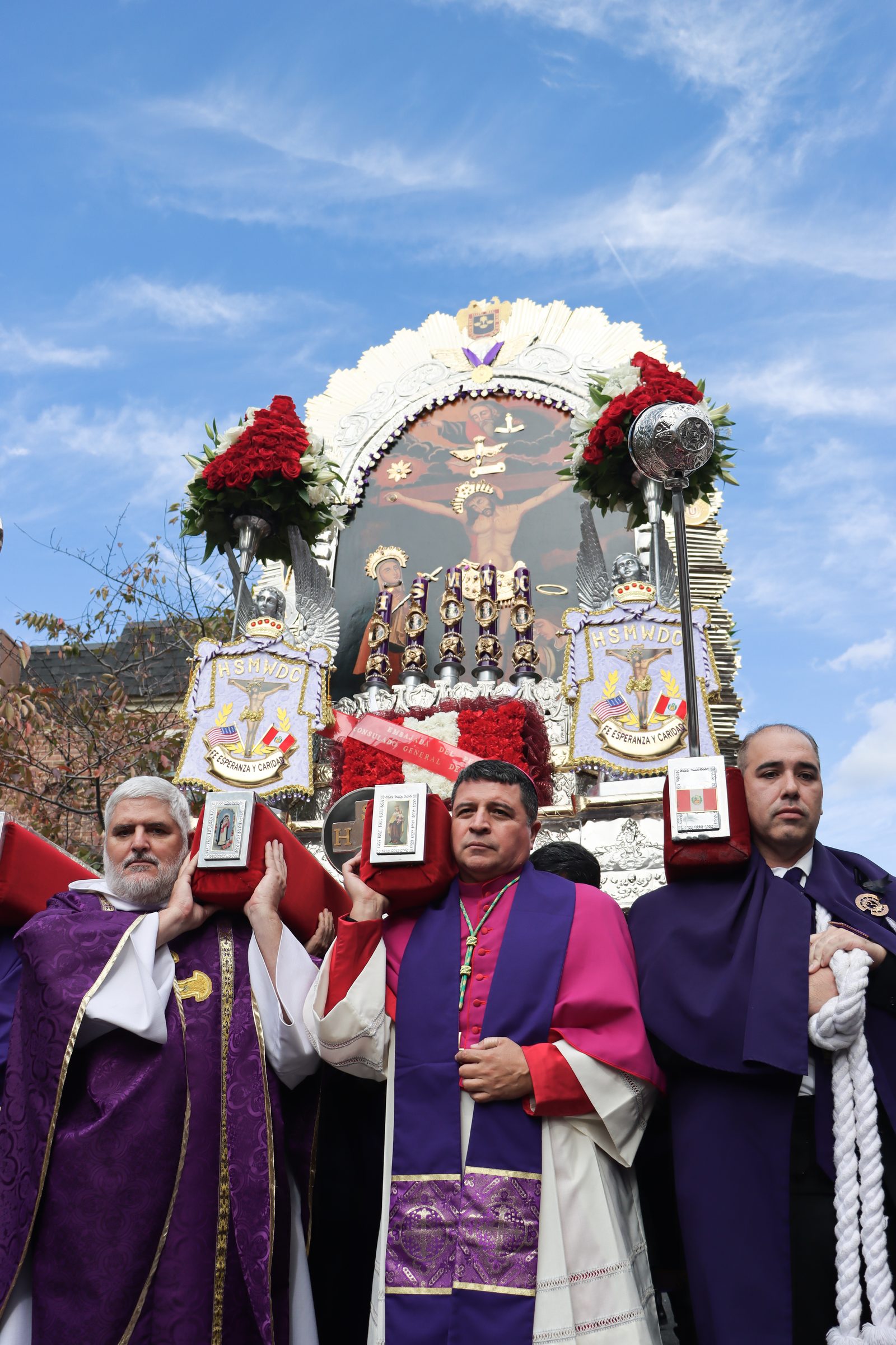 (De izq. a der.) El padre Emilio Biosca y el obispo Evelio Menjívar cargan en andas la imagen del Señor de los Milagros en procesión por las calles del Distrito de Columbia, el 26 de octubre de 2025.